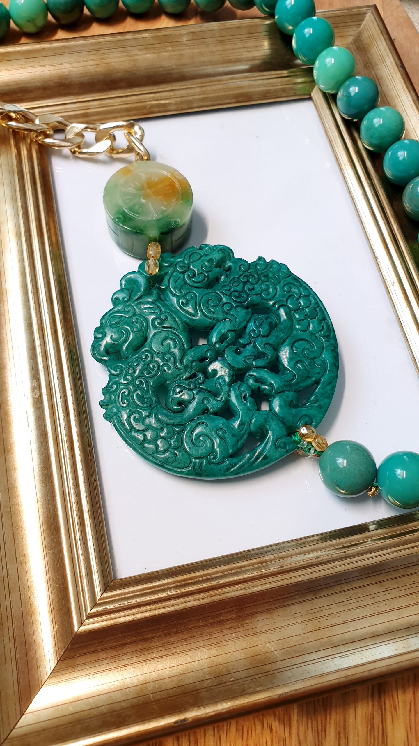 Lunga collana in crisoprasio con giade e catena.