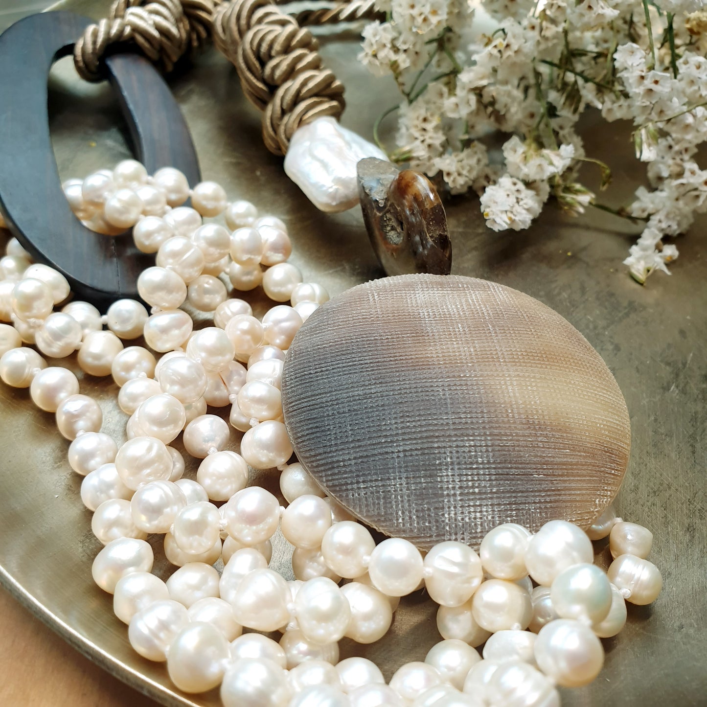 Lunga collana in seta con ebano, perle di fiume, corno,m ammonite, perla barocca
