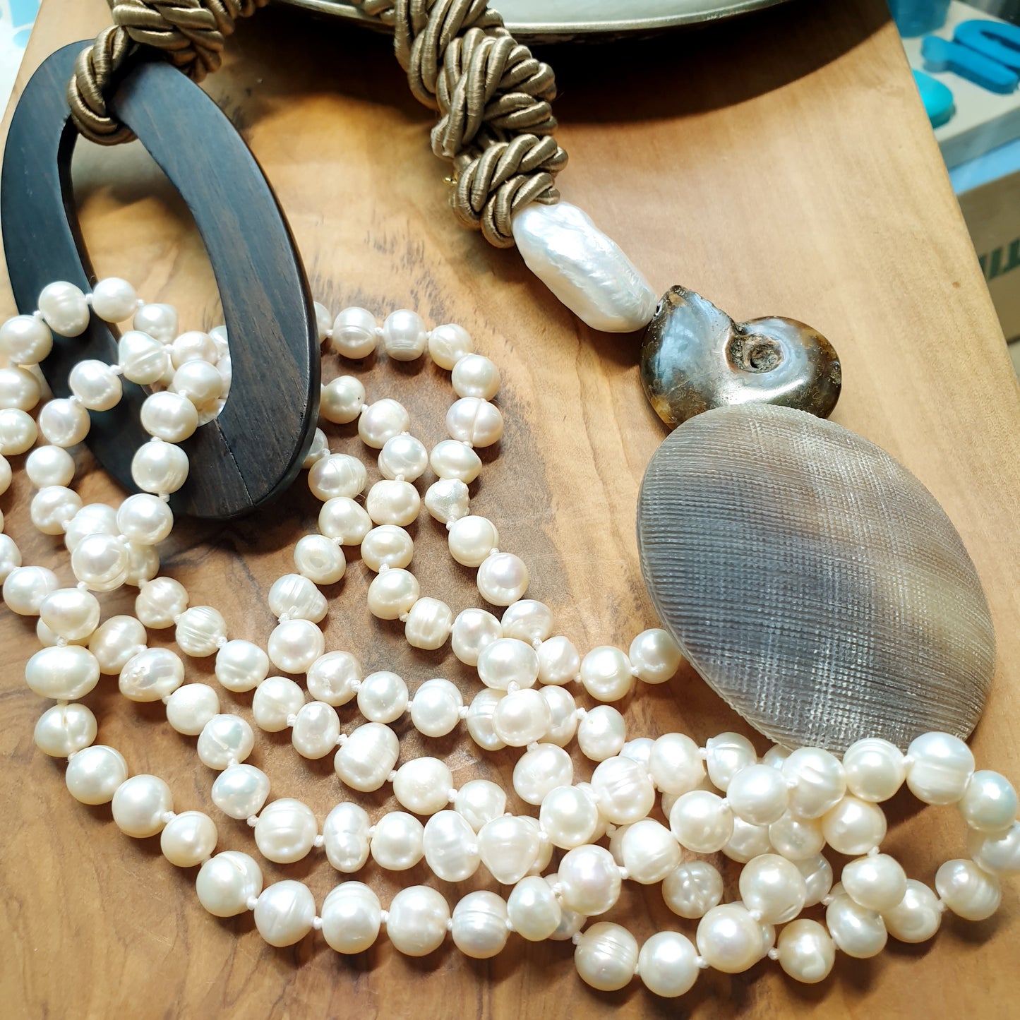 Lunga collana in seta con ebano, perle di fiume, corno,m ammonite, perla barocca