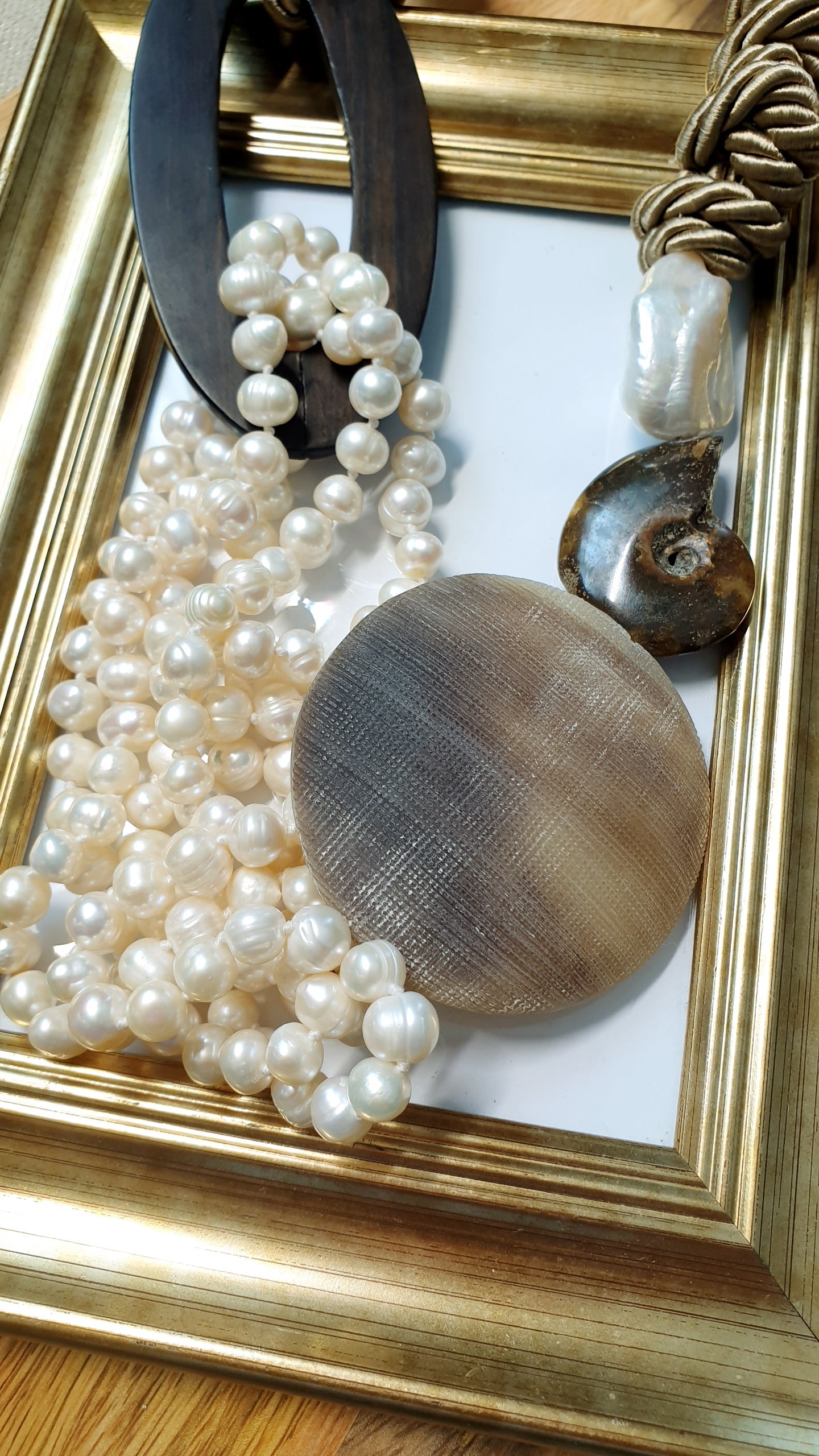 Lunga collana in seta con ebano, perle di fiume, corno,m ammonite, perla barocca