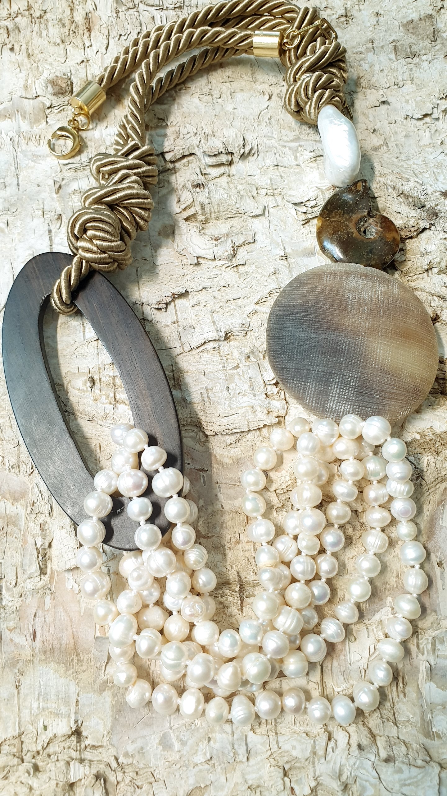 Lunga collana in seta con ebano, perle di fiume, corno,m ammonite, perla barocca
