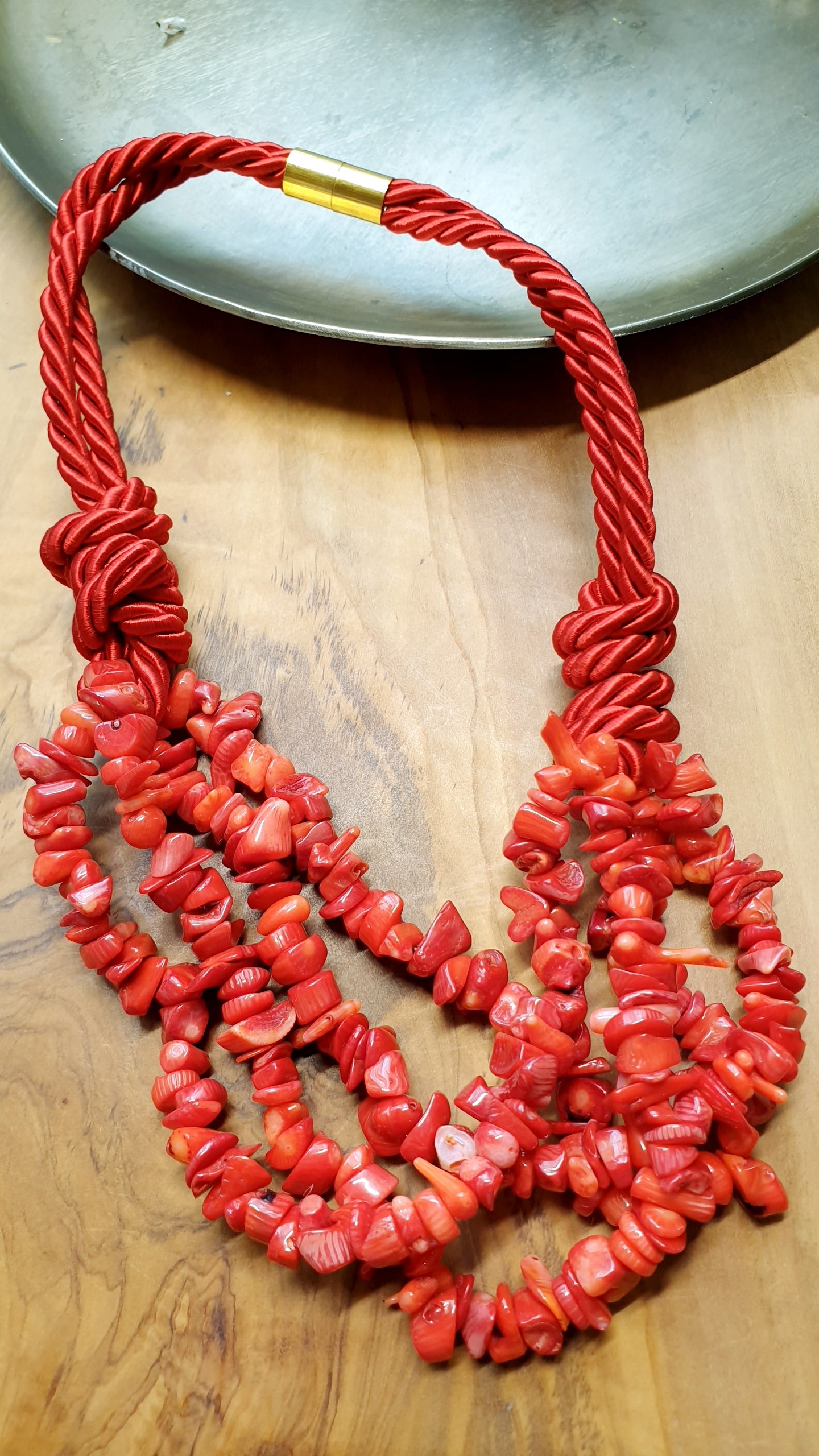 Seidenhalsband mit Halbedelsteinen oder Perlen.