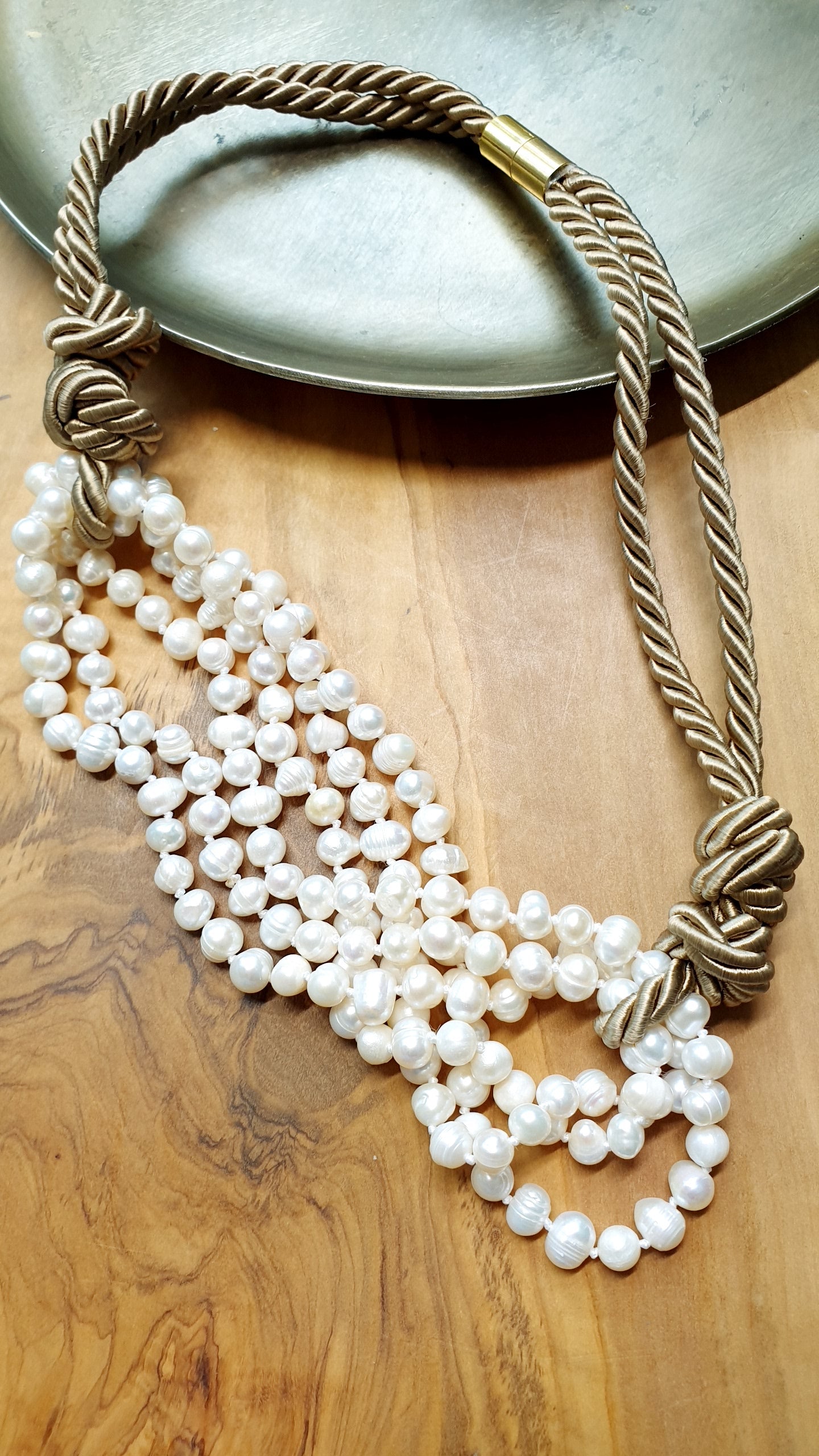 Seidenhalsband mit Halbedelsteinen oder Perlen.