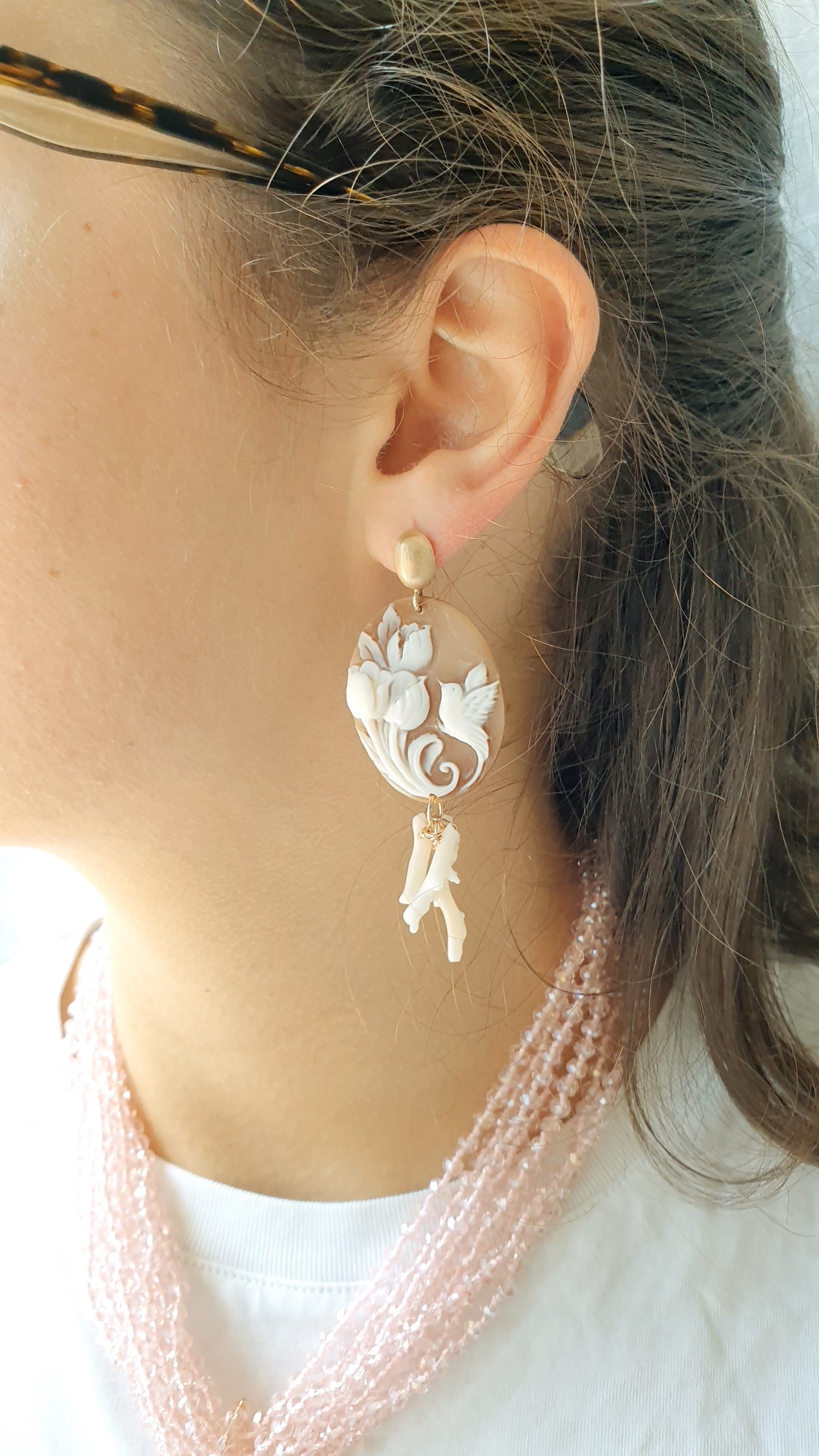 Orecchini in argento com cammeo, corallo bianco, quarzo fumo.