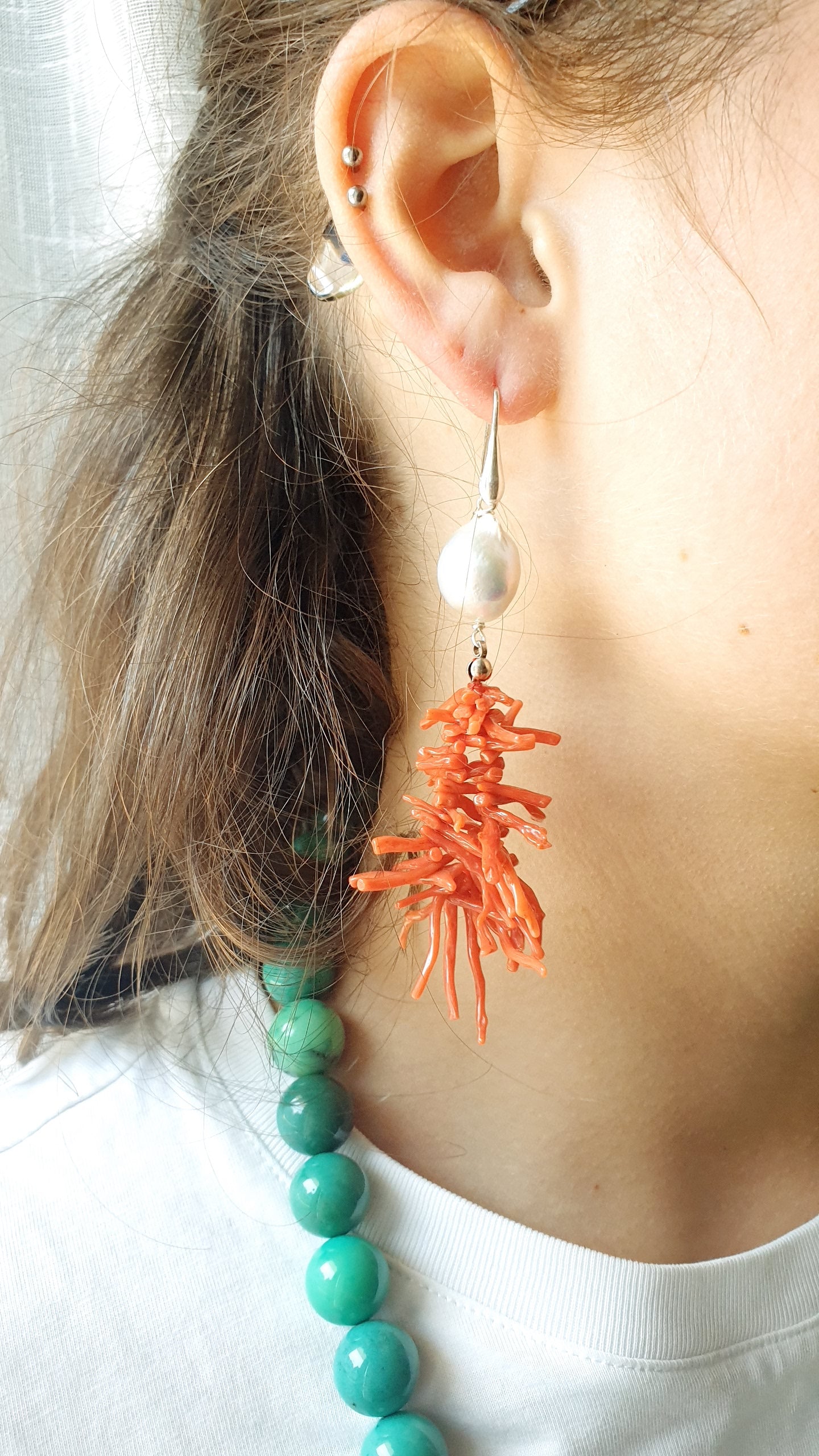 Orecchini in argento con cammeo, corallo, perla barocca.