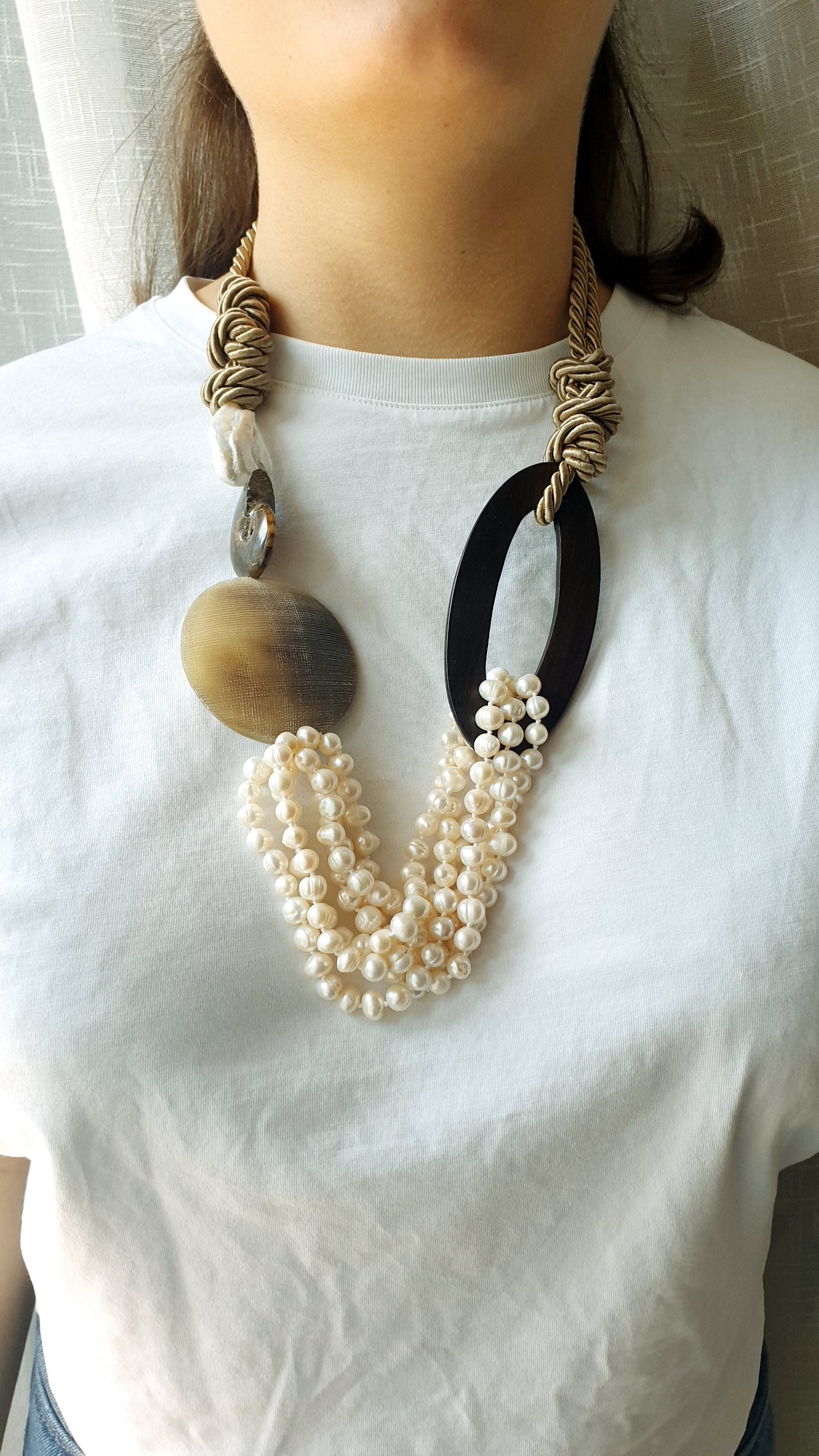 Lunga collana in seta con ebano, perle di fiume, corno,m ammonite, perla barocca