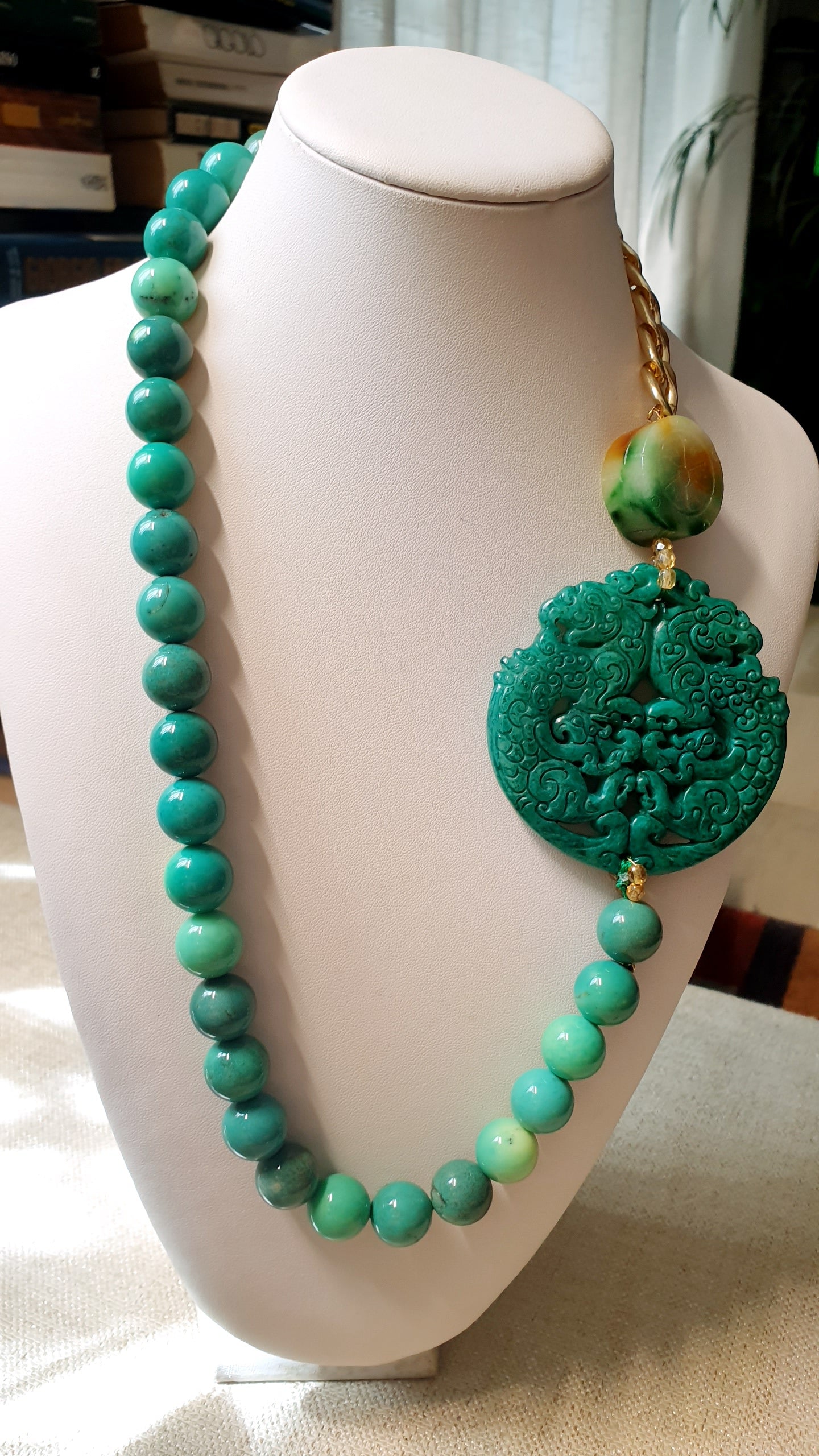 Lunga collana in crisoprasio con giade e catena.