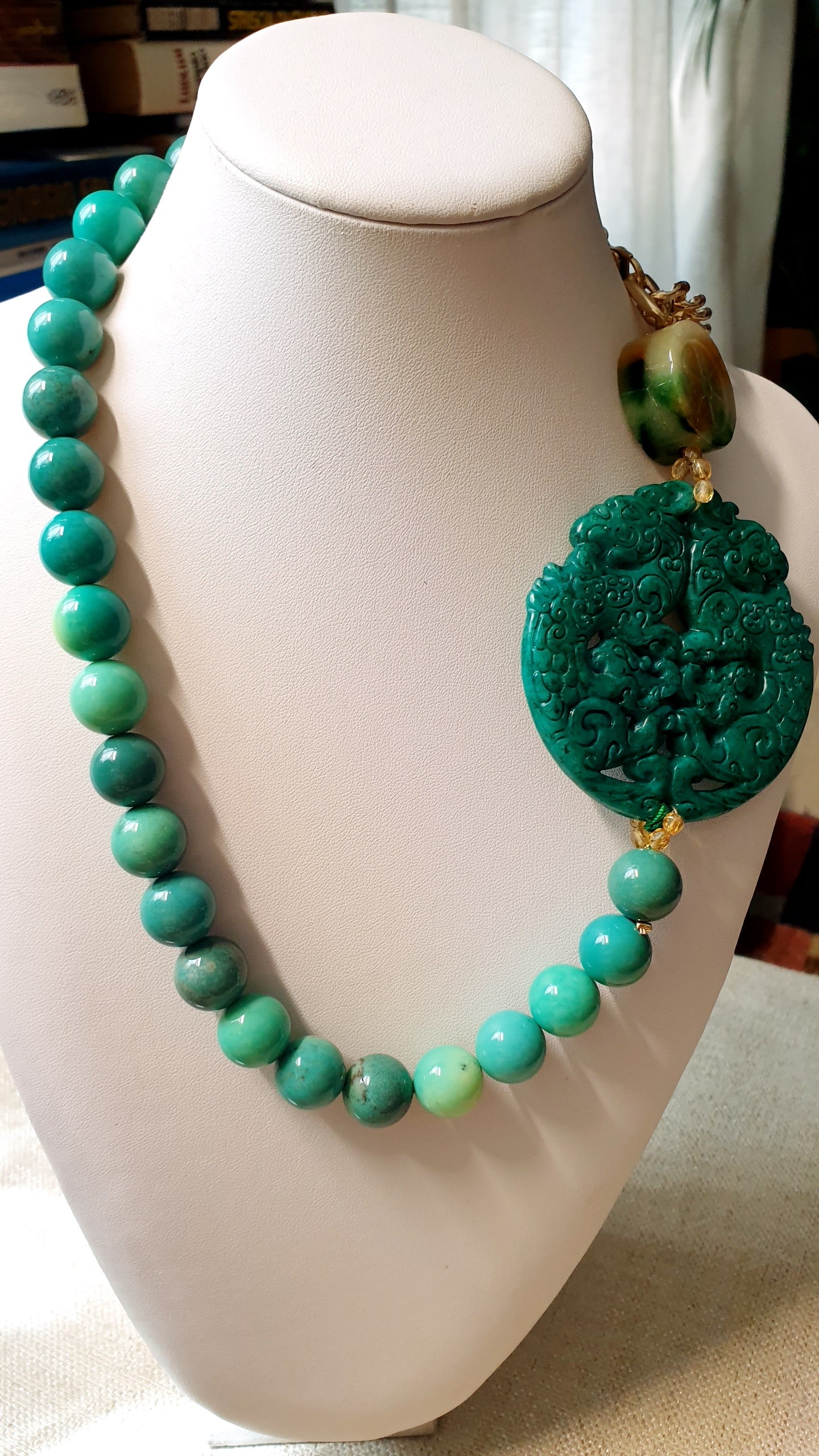 Lunga collana in crisoprasio con giade e catena.