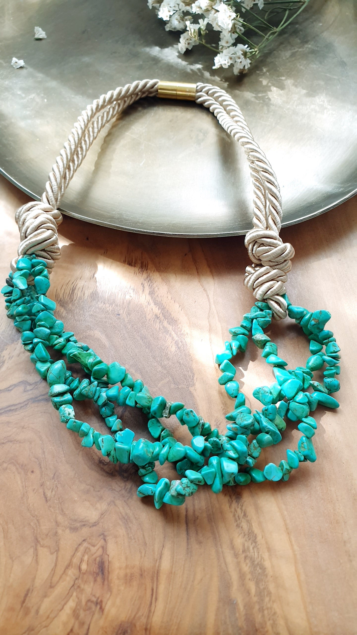 Seidenhalsband mit Halbedelsteinen oder Perlen.