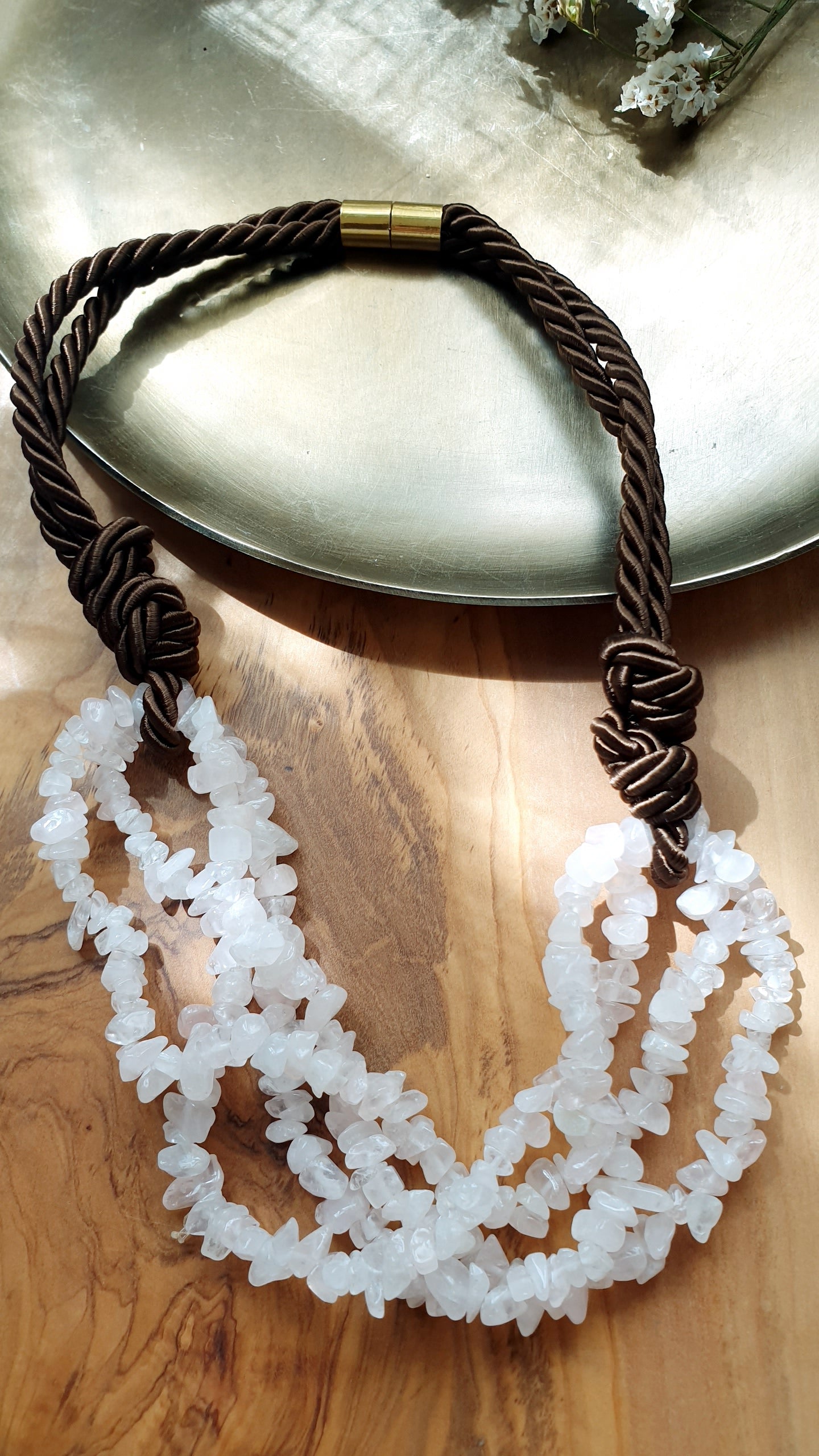 Seidenhalsband mit Halbedelsteinen oder Perlen.