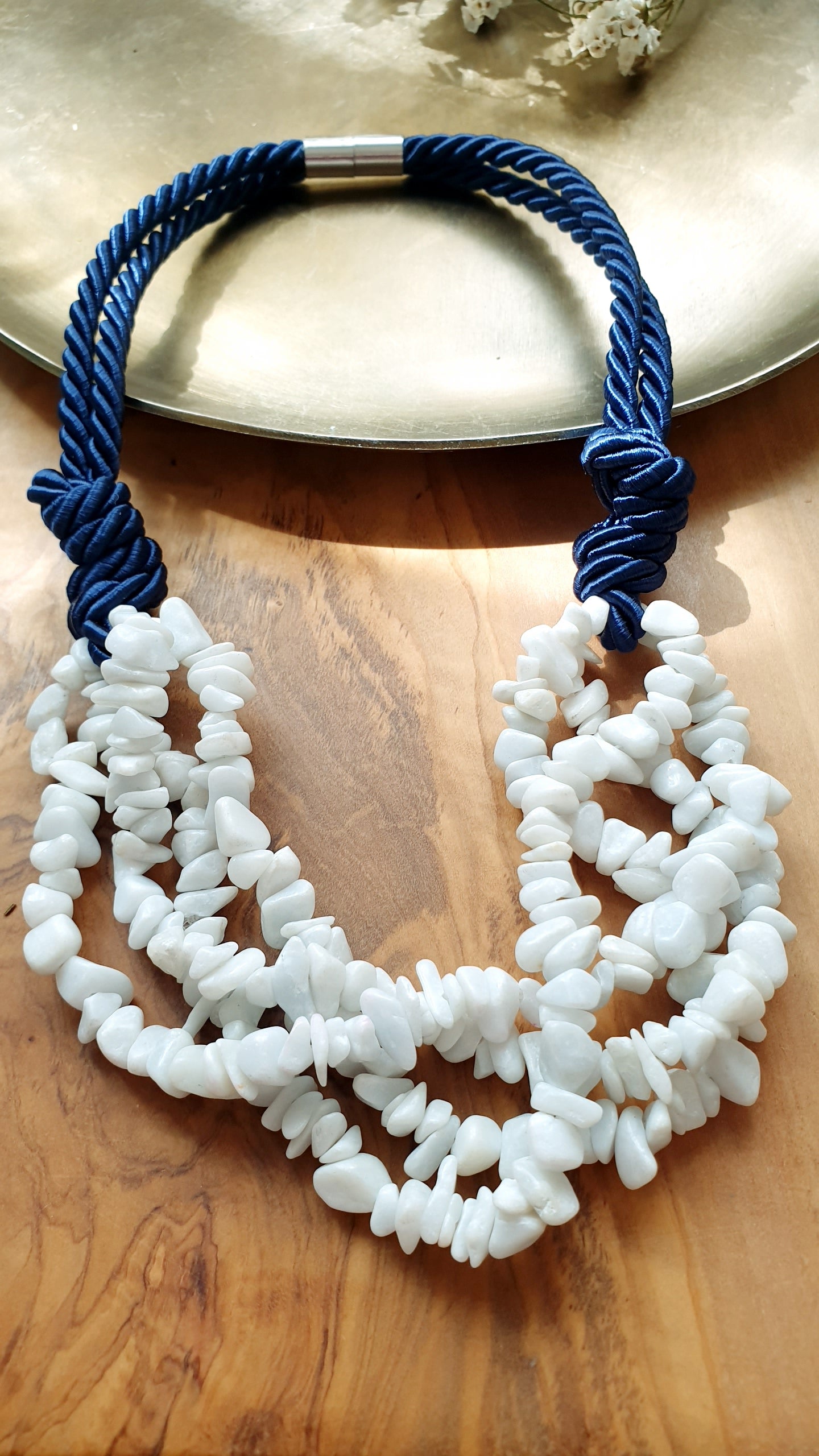Seidenhalsband mit Halbedelsteinen oder Perlen.