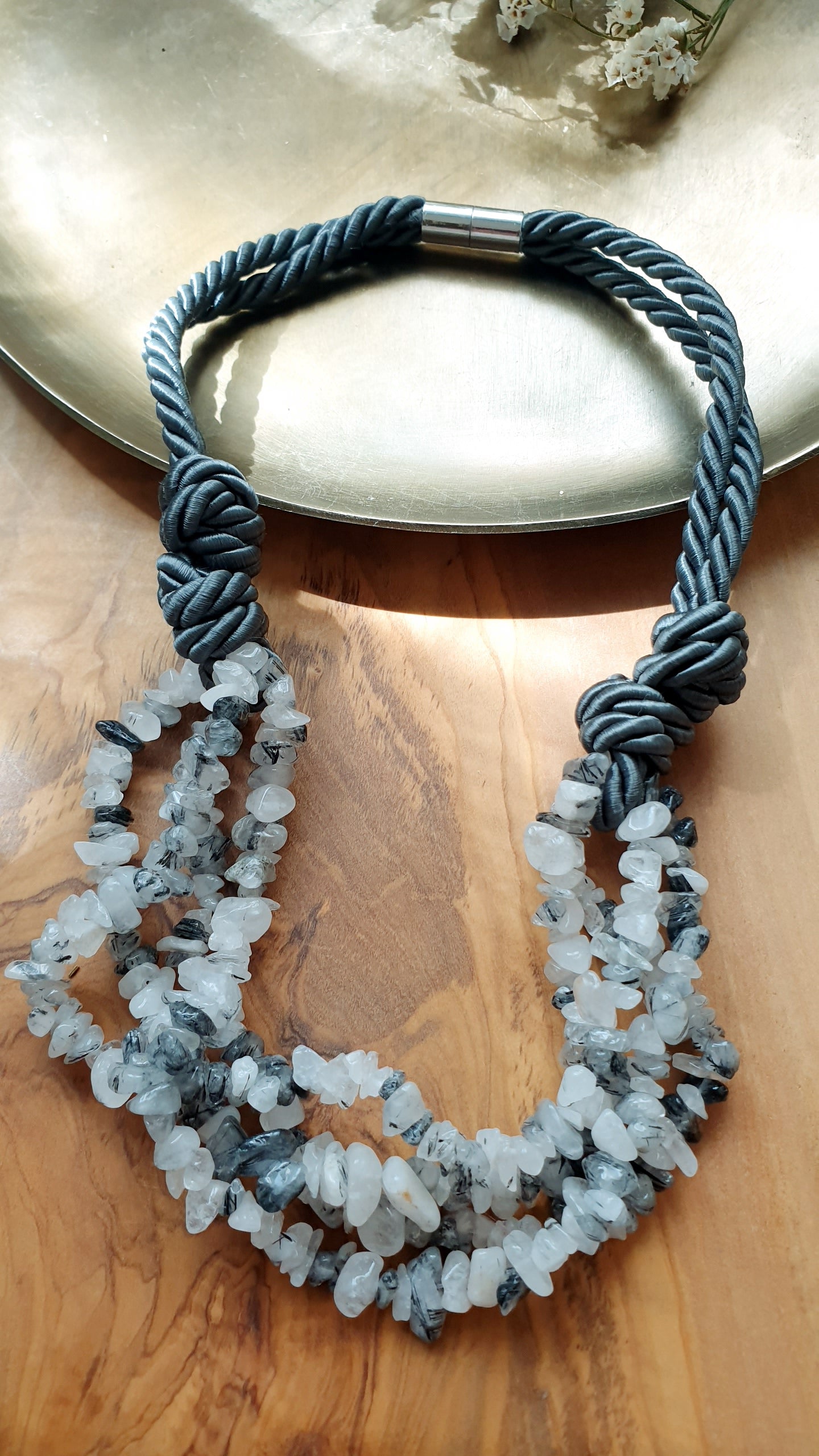 Seidenhalsband mit Halbedelsteinen oder Perlen.
