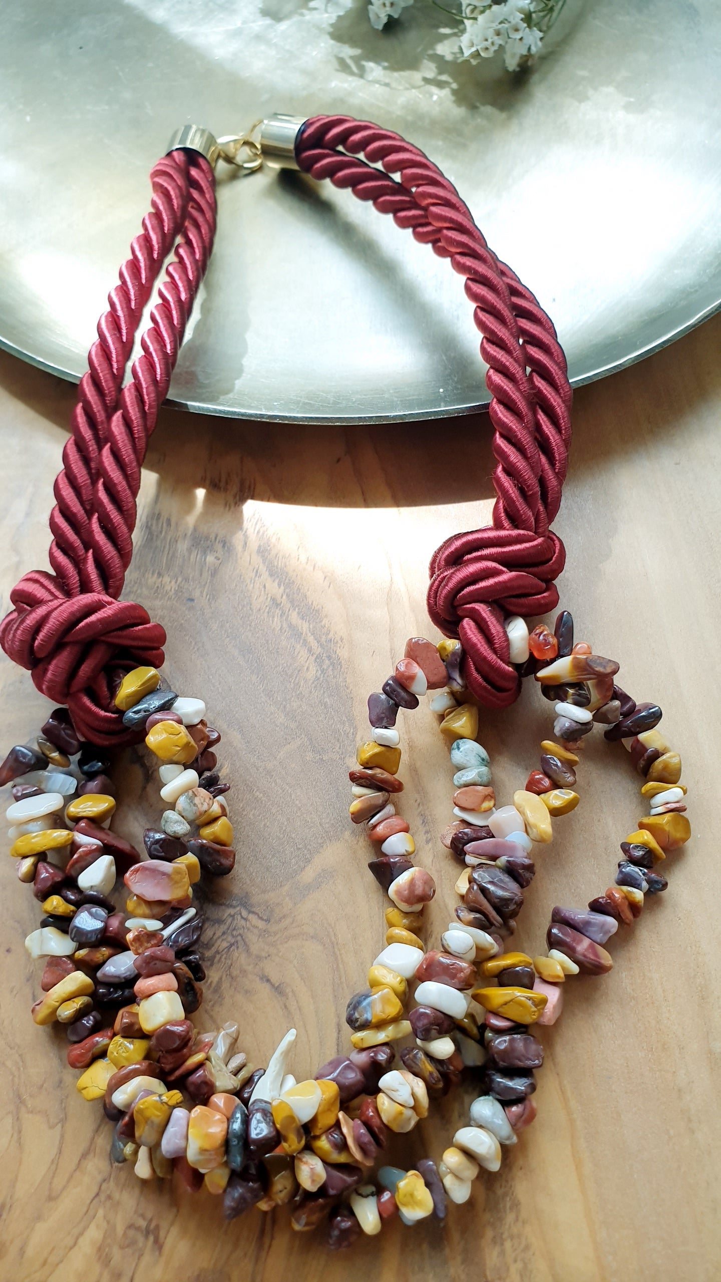 Seidenhalsband mit Halbedelsteinen oder Perlen.