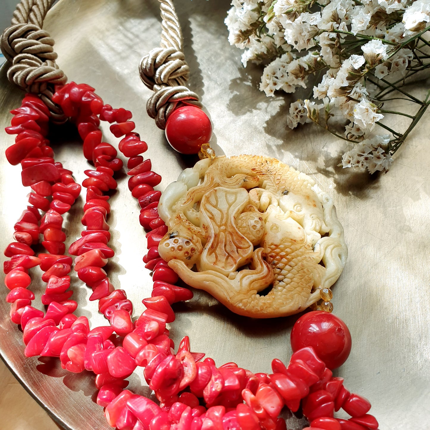 Splendida collana con giada, chips di corallo e sfere di corallo bamboo