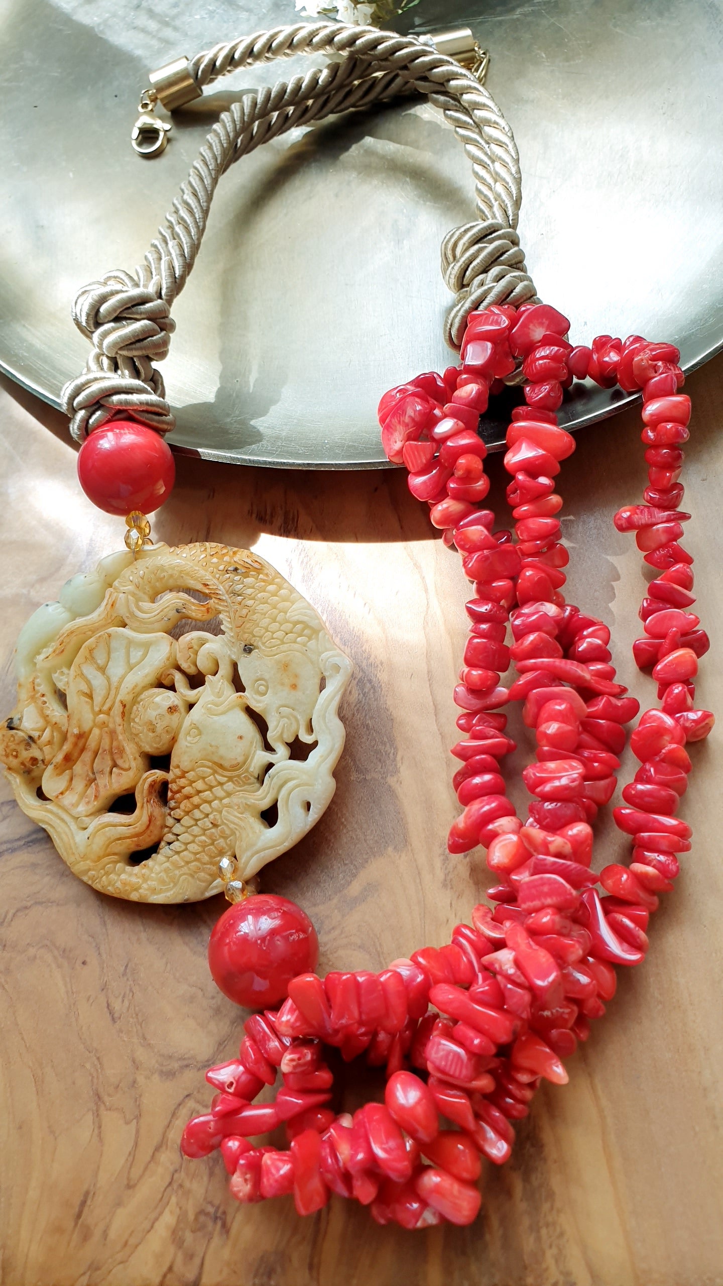 Splendida collana con giada, chips di corallo e sfere di corallo bamboo