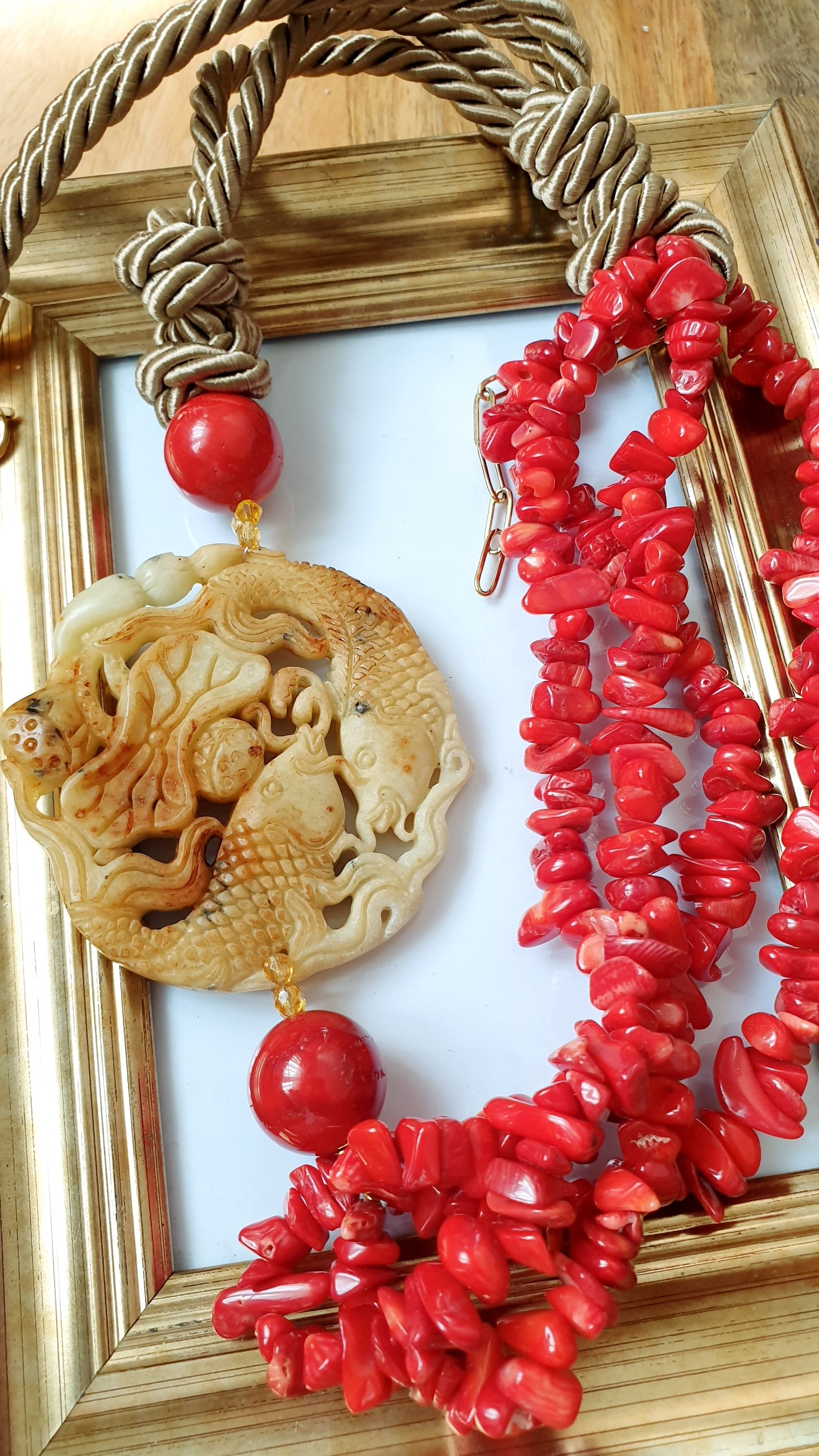 Splendida collana con giada, chips di corallo e sfere di corallo bamboo