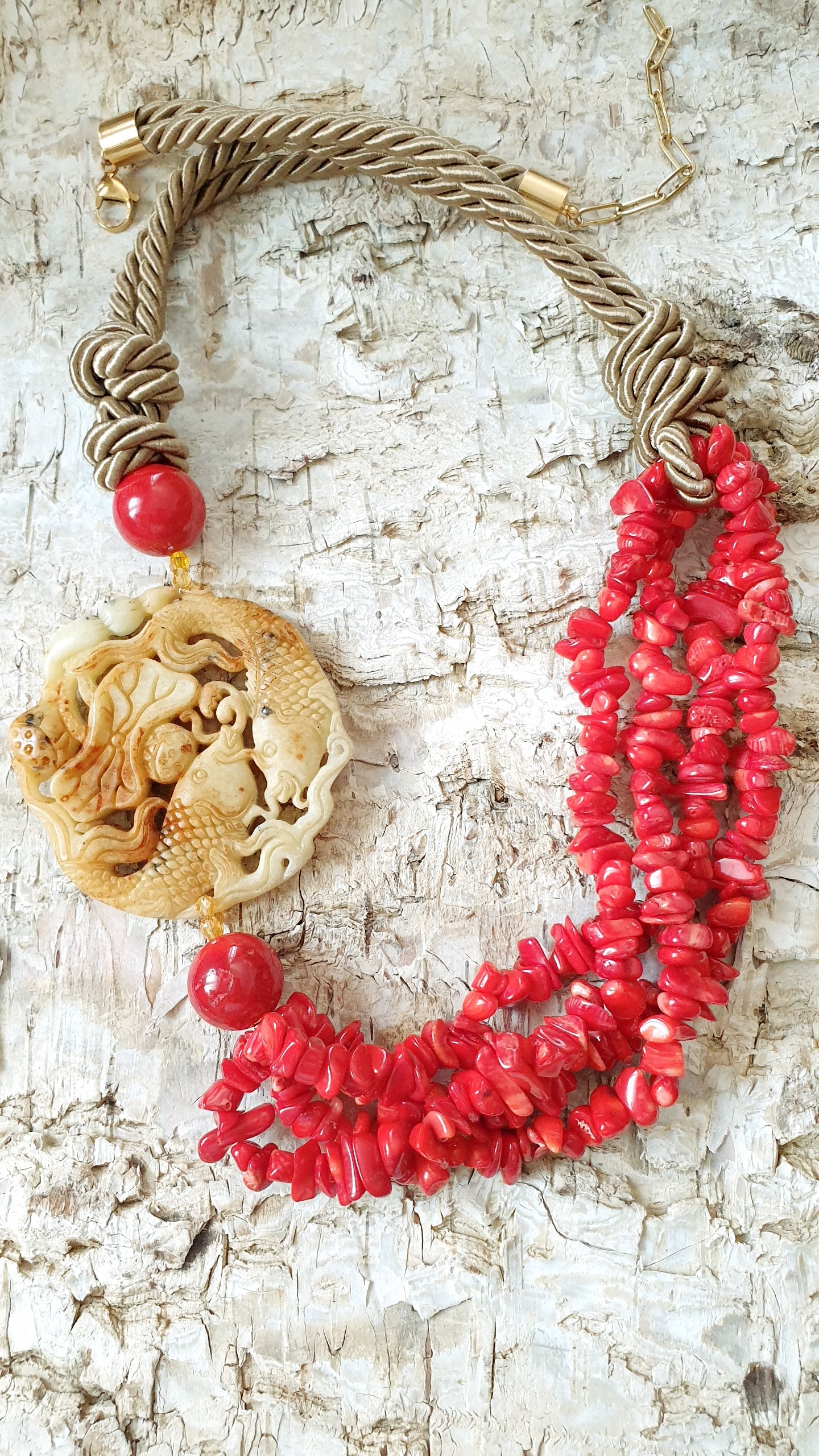 Splendida collana con giada, chips di corallo e sfere di corallo bamboo