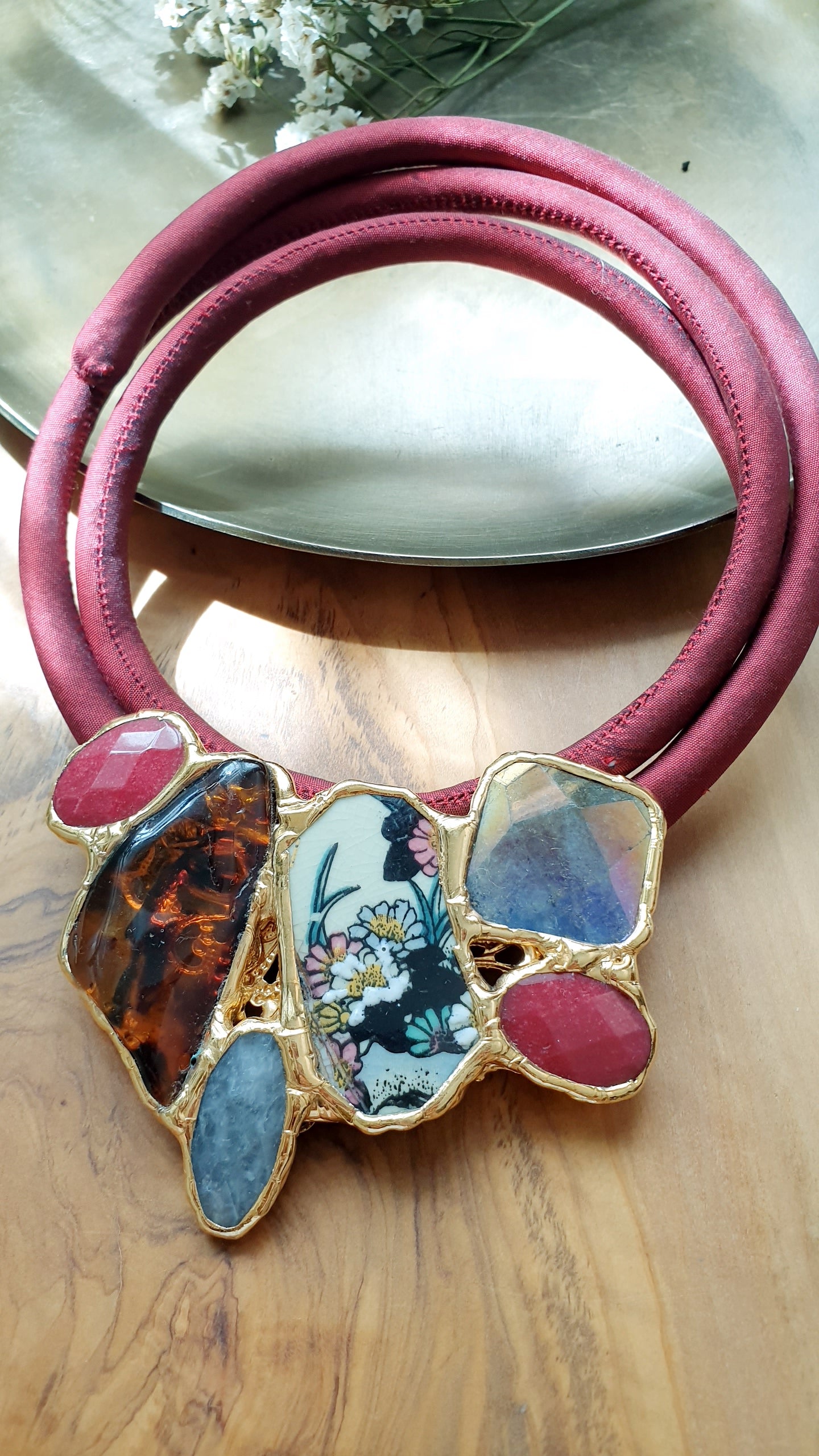 Girocollo in seta animata bordeaux con ambra, porcellana di Limoges, agate