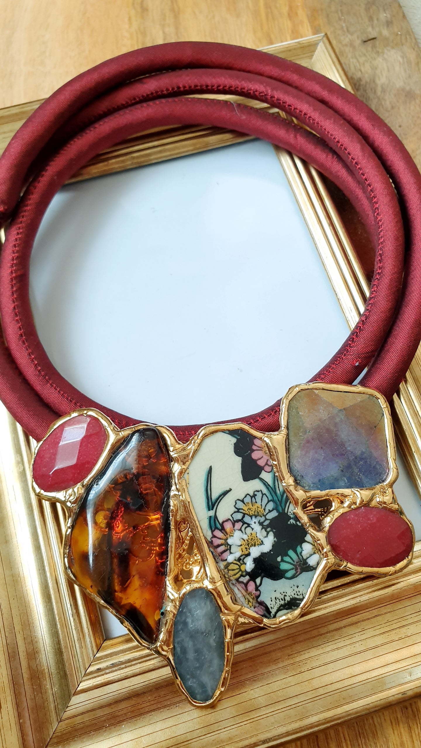 Girocollo in seta animata bordeaux con ambra, porcellana di Limoges, agate