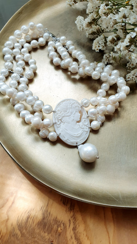 Girocollo a tre fili di perle con cammeo inciso e perla barocca. Pezzo unico