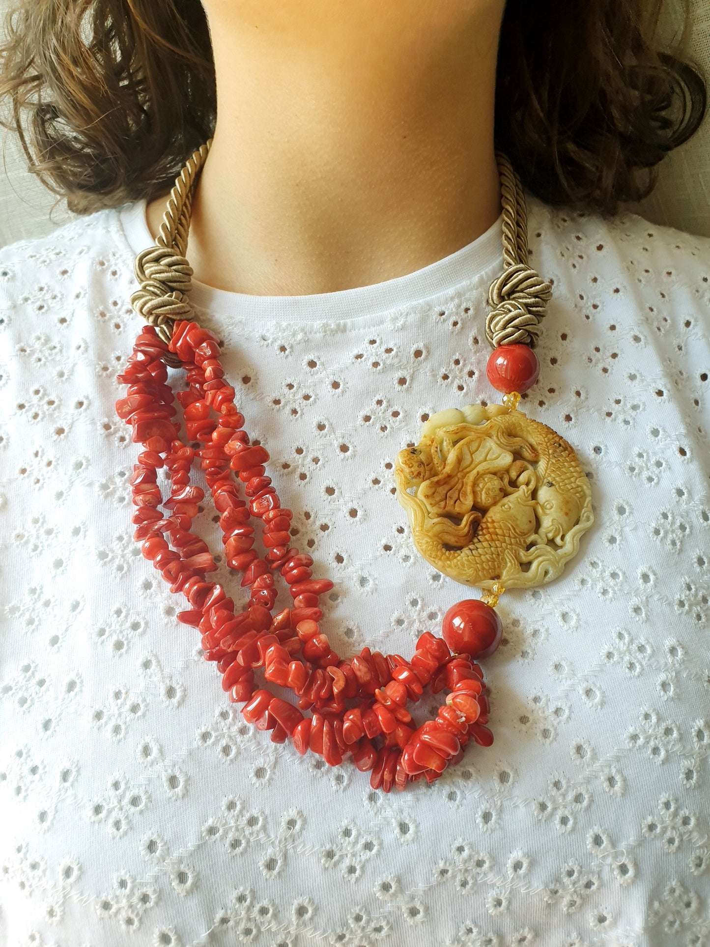 Splendida collana con giada, chips di corallo e sfere di corallo bamboo