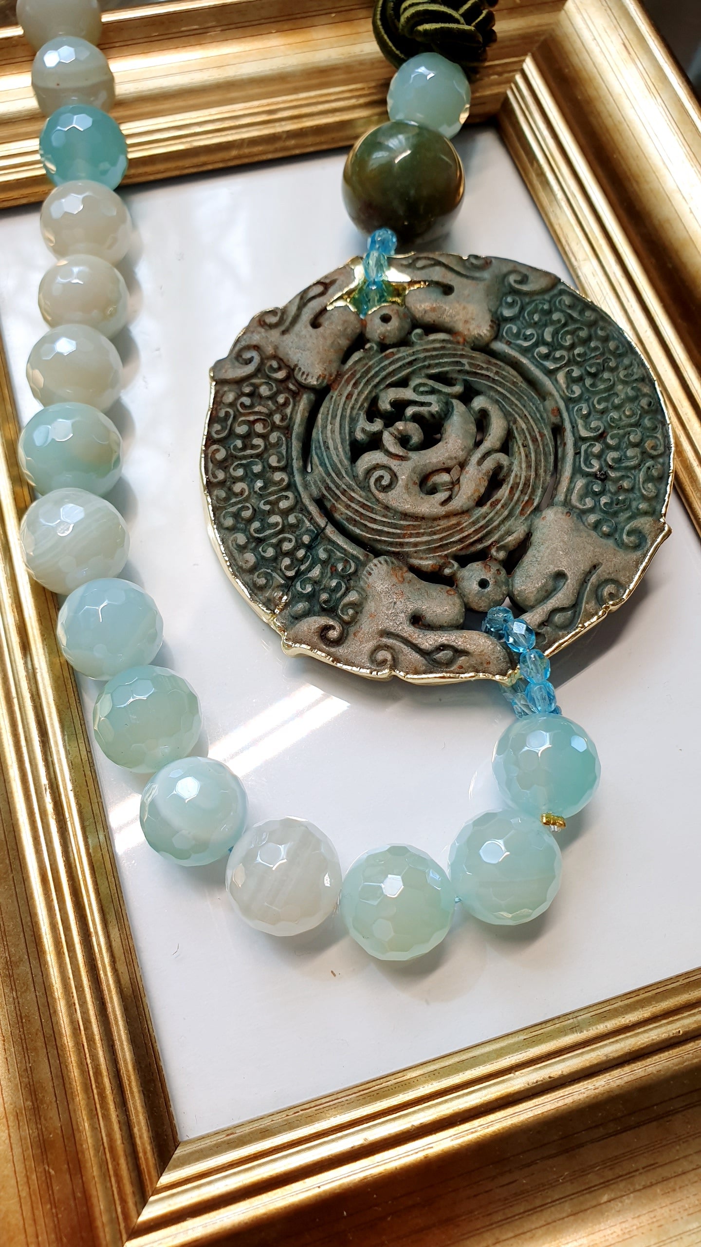 Lunga collana in seta con giada, agata, quarzo azzurro