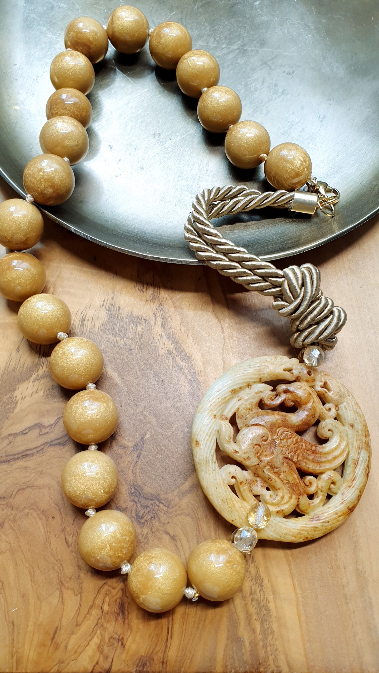 Lunga collana con sfere in resina, giada intagliata e cristalli miele