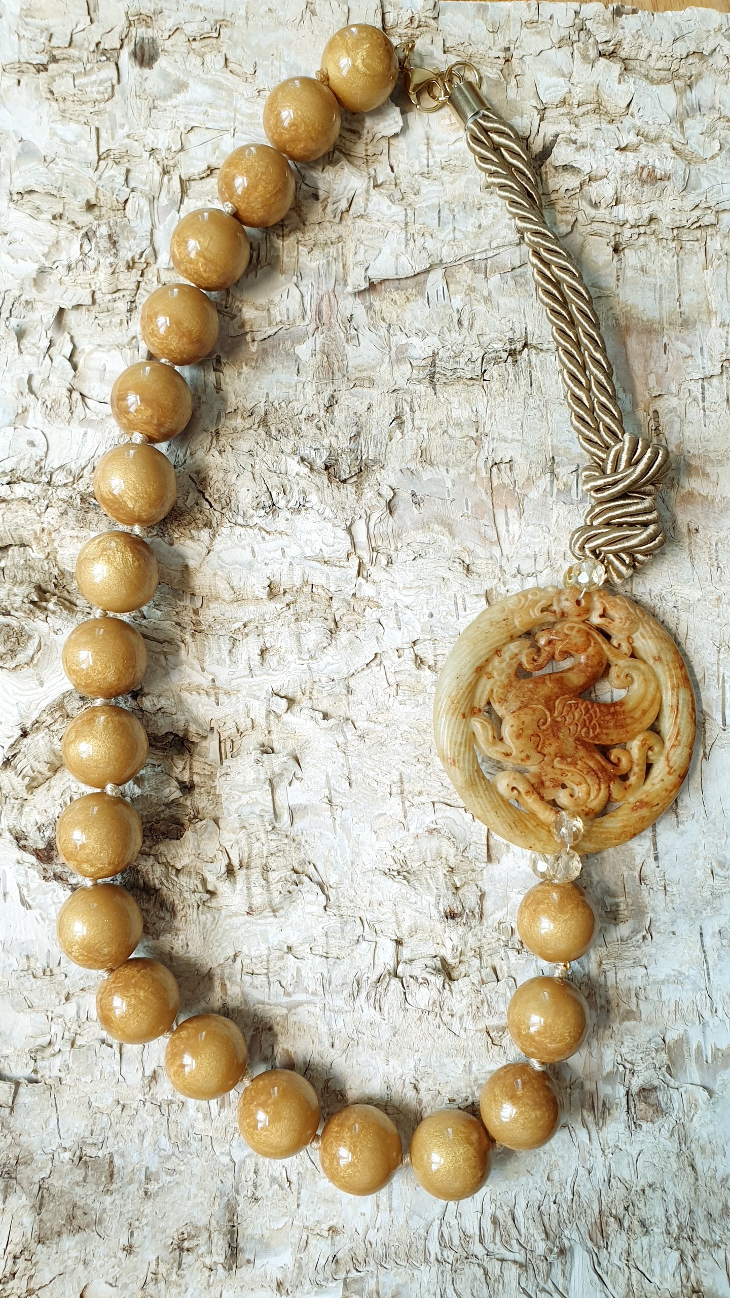 Lunga collana con sfere in resina, giada intagliata e cristalli miele