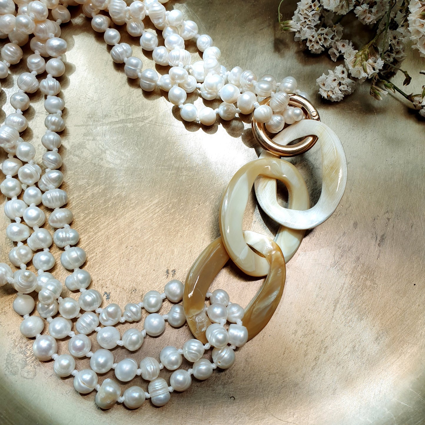 Lunga collana con perle di fiume e motivo in corno