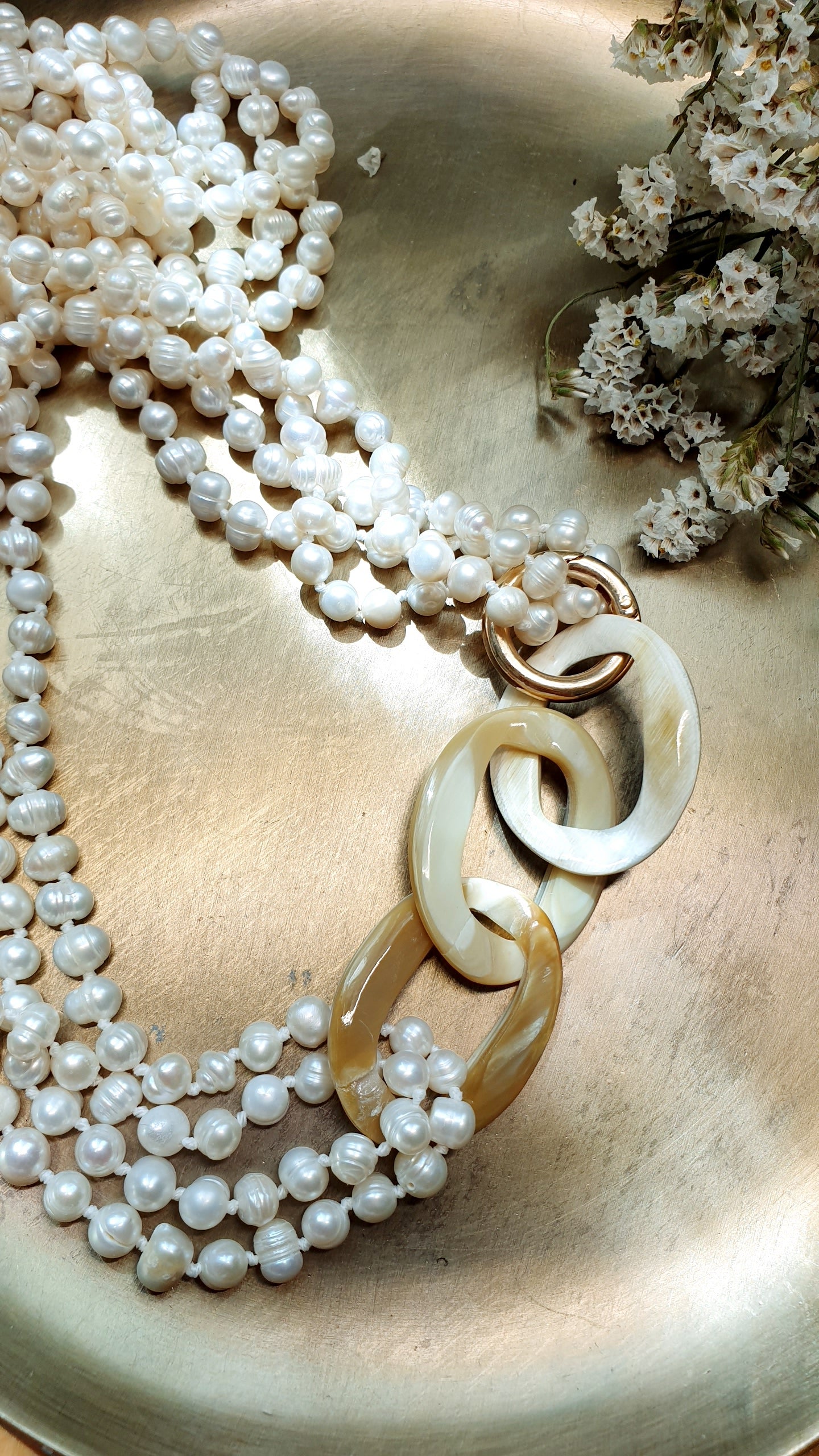 Lunga collana con perle di fiume e motivo in corno