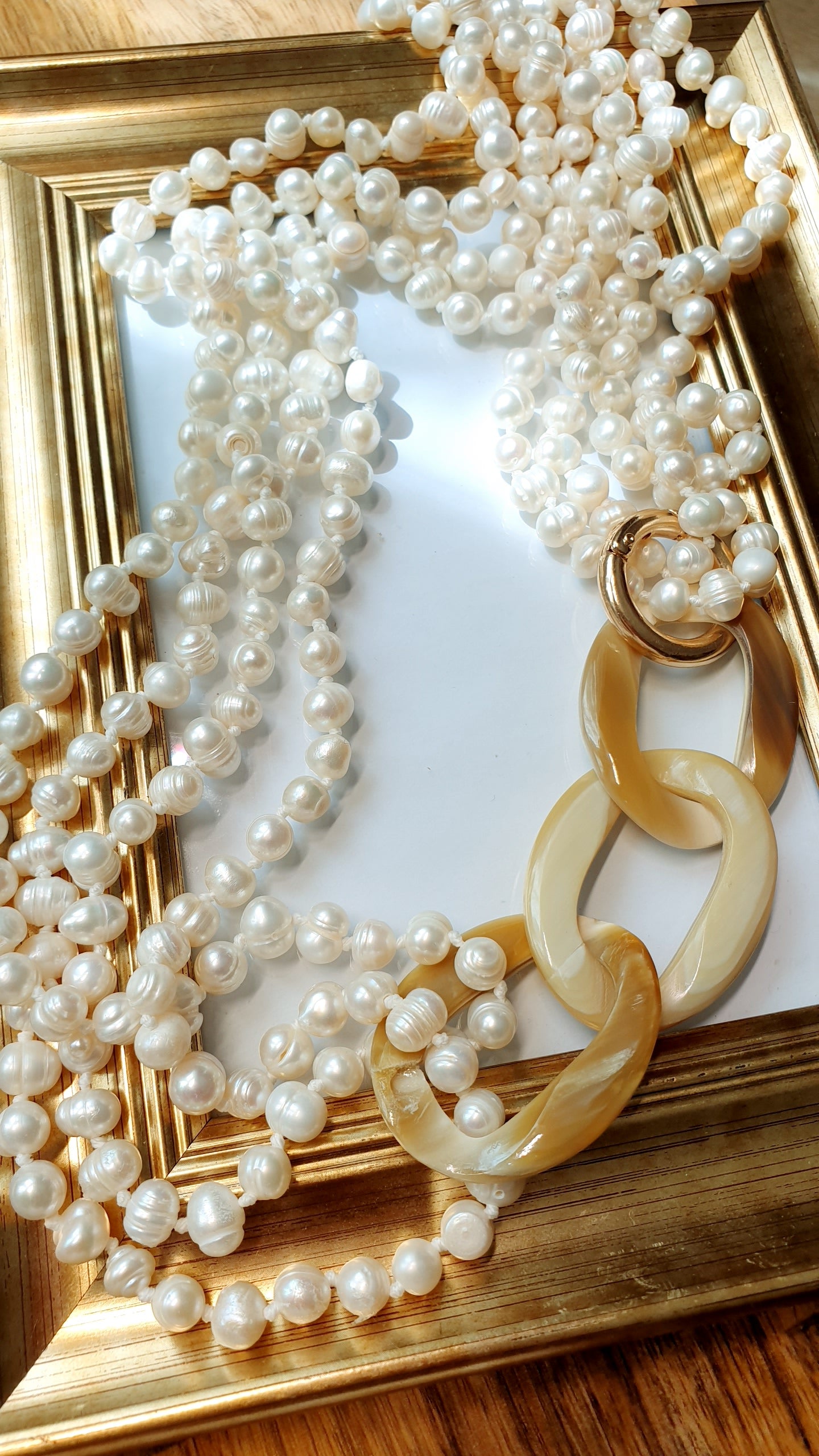 Lunga collana con perle di fiume e motivo in corno