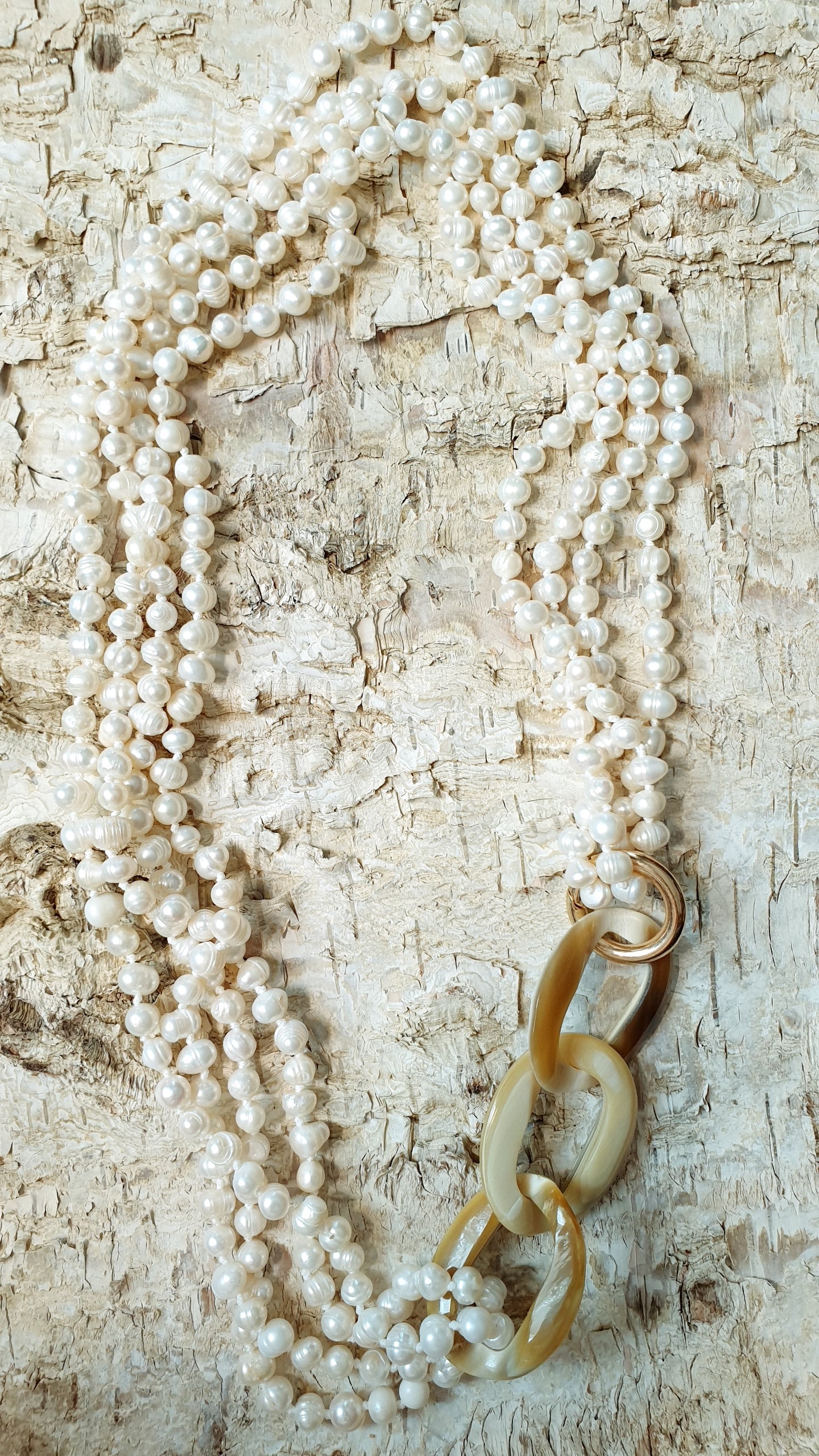 Lunga collana con perle di fiume e motivo in corno