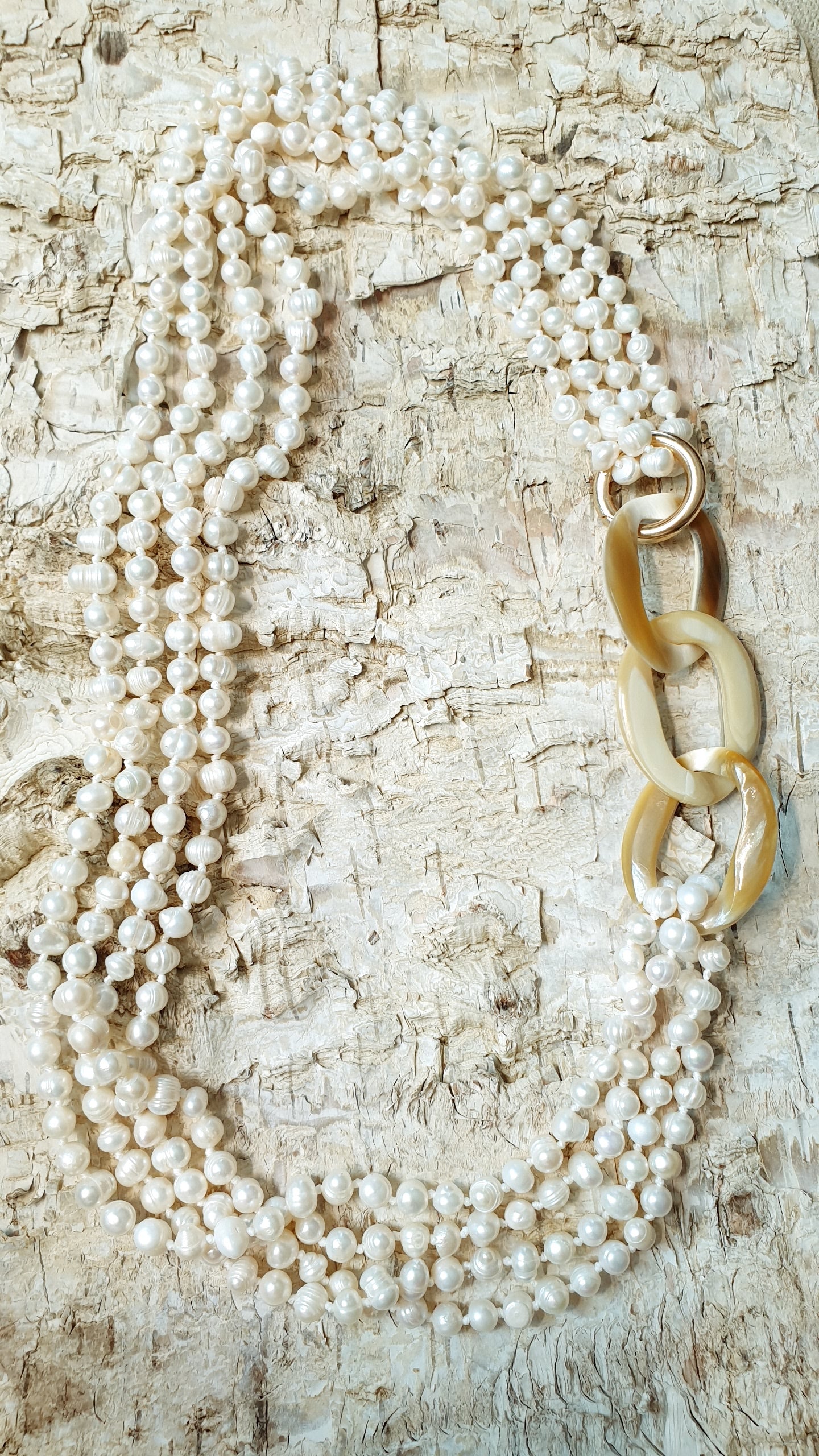 Lunga collana con perle di fiume e motivo in corno