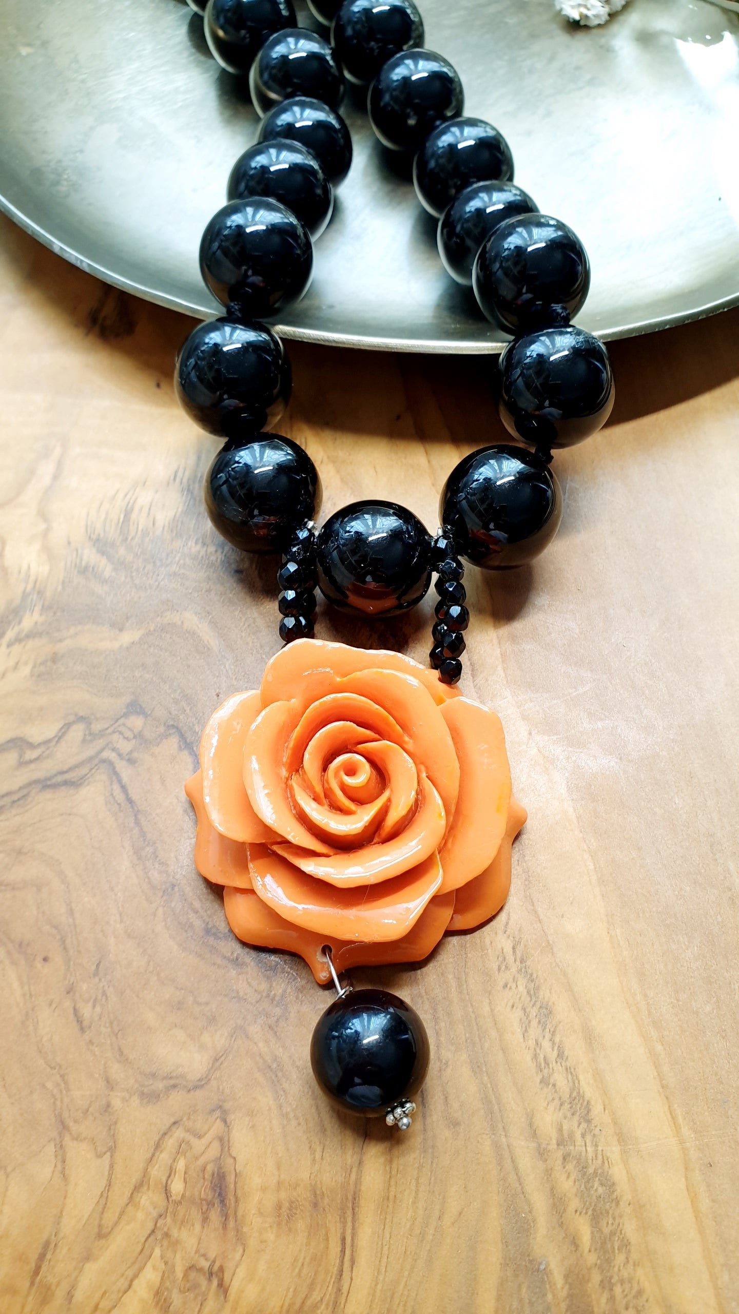 Girocollo in resina nera con rosa arancio