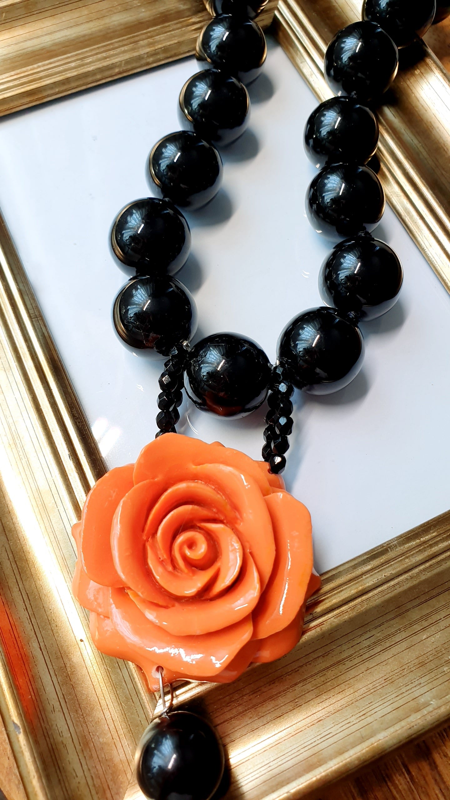 Girocollo in resina nera con rosa arancio