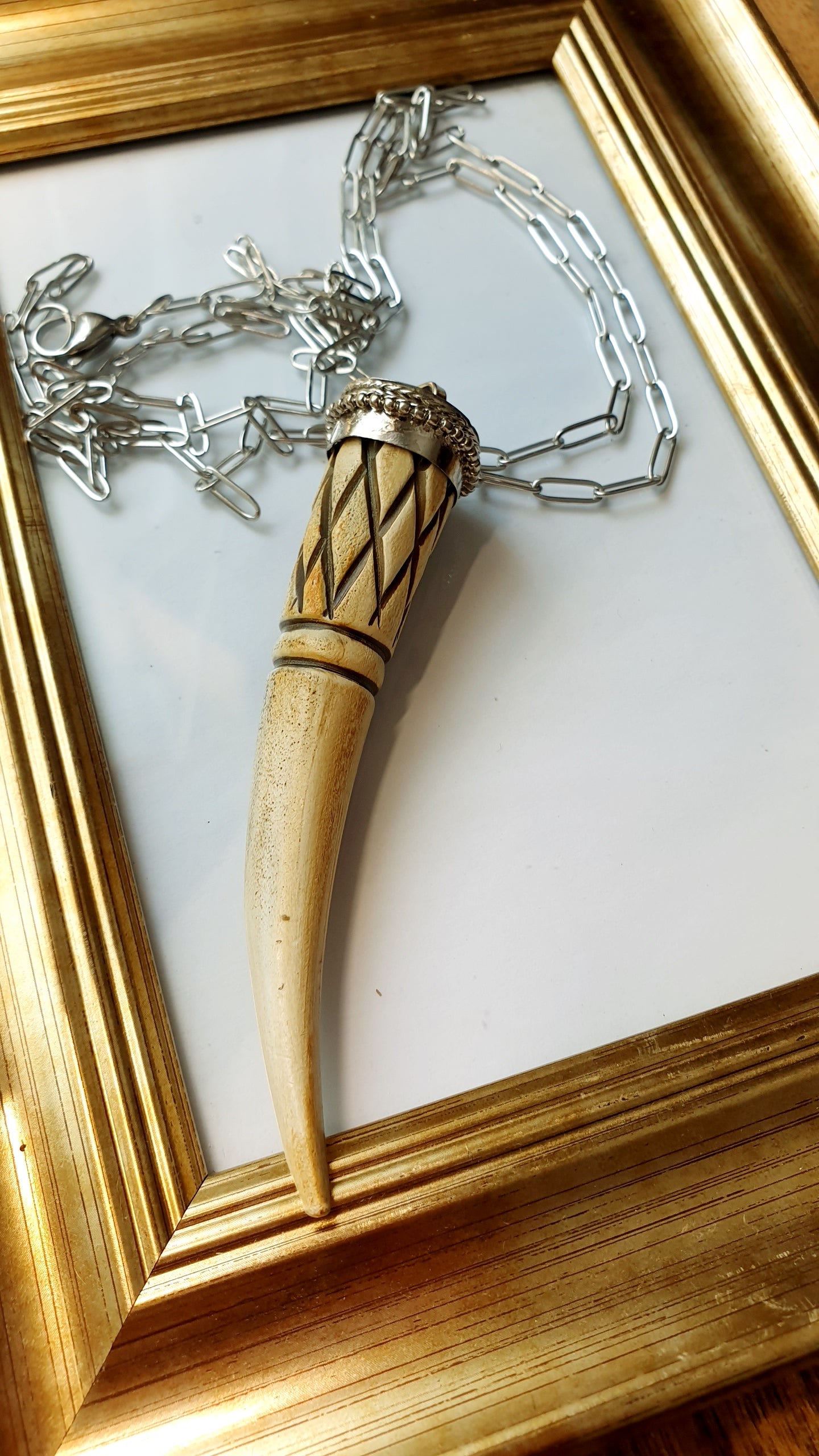 Lunga collana in acciaio con corno