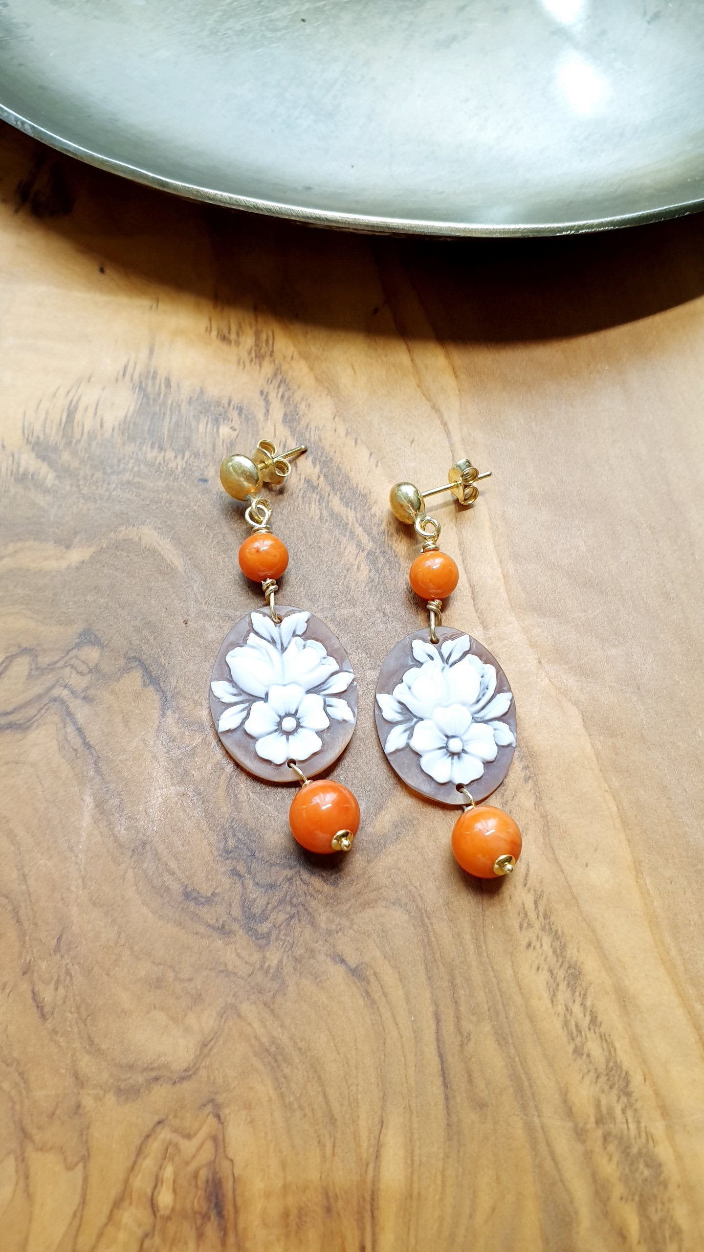 Orecchini in argento con cammeo e corallo