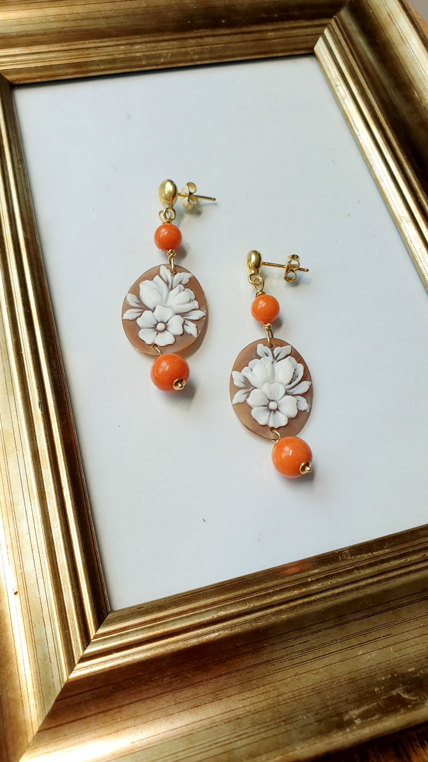 Orecchini in argento con cammeo e corallo