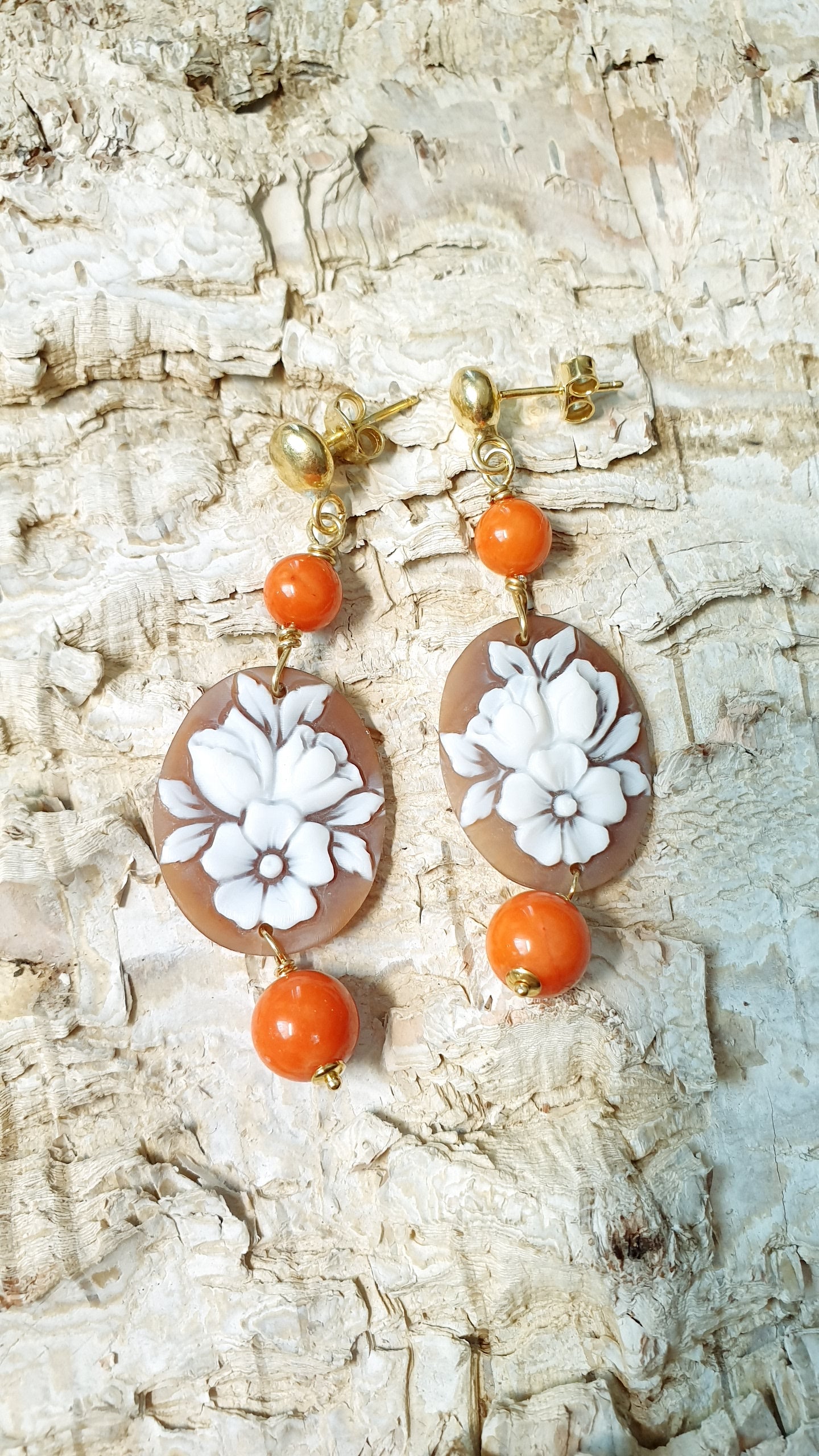 Orecchini in argento con cammeo e corallo