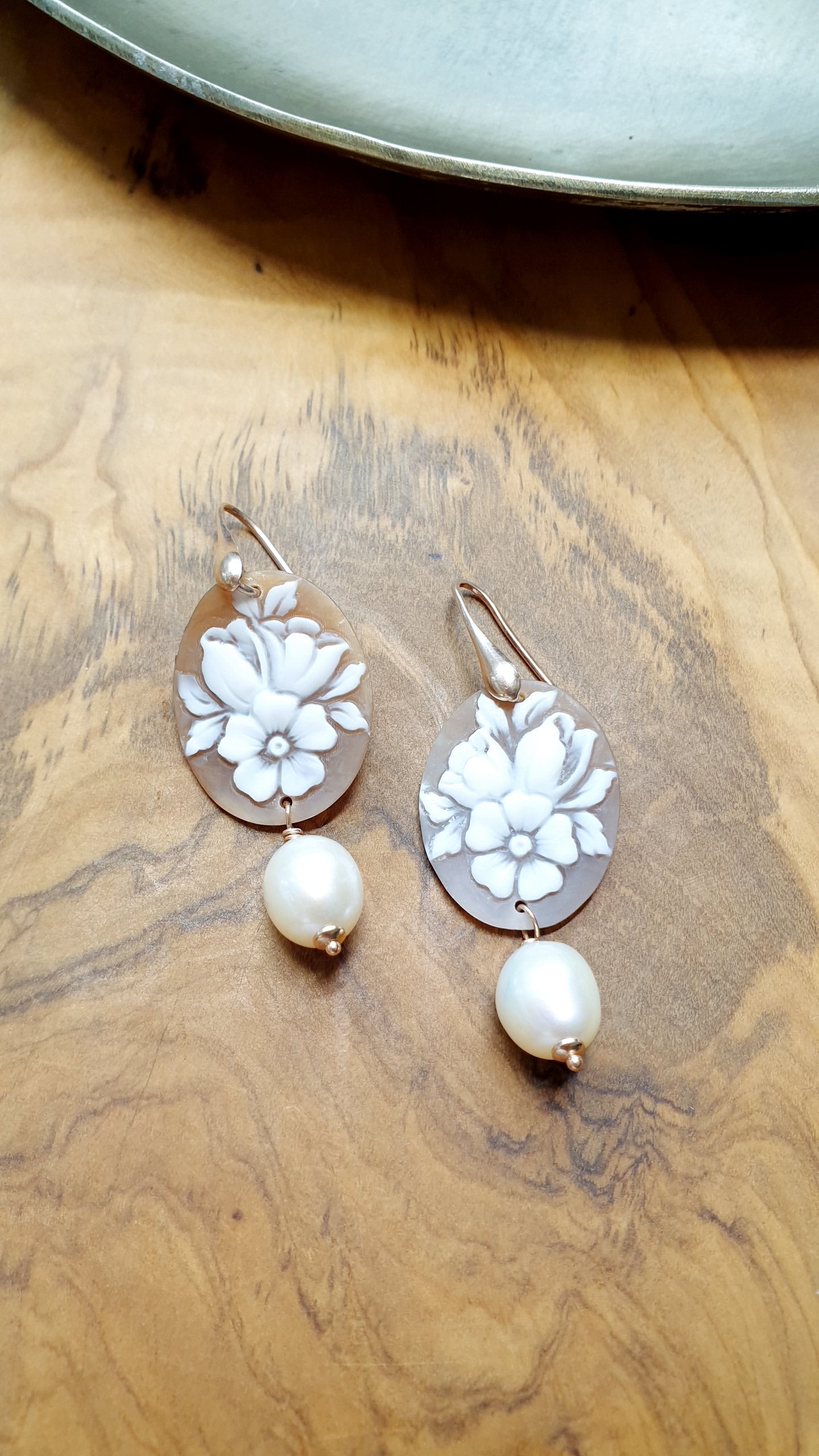 Orecchini in argento con cammeo floreale e perle