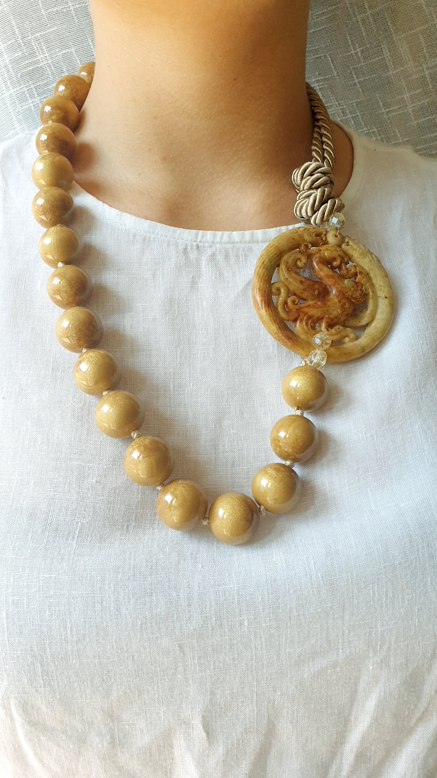 Lunga collana con sfere in resina, giada intagliata e cristalli miele