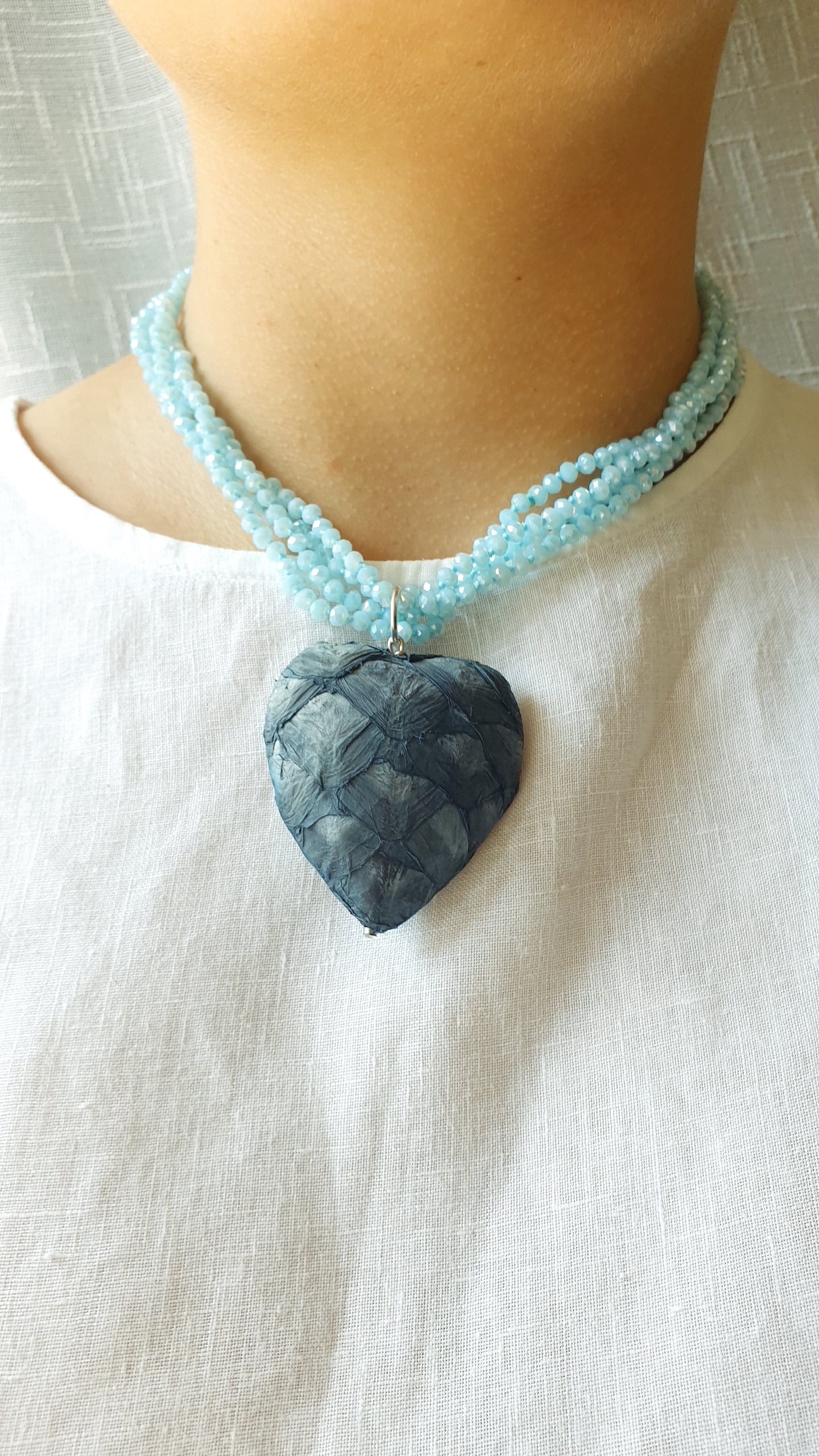Girocollo in cristallini con cuore in resina