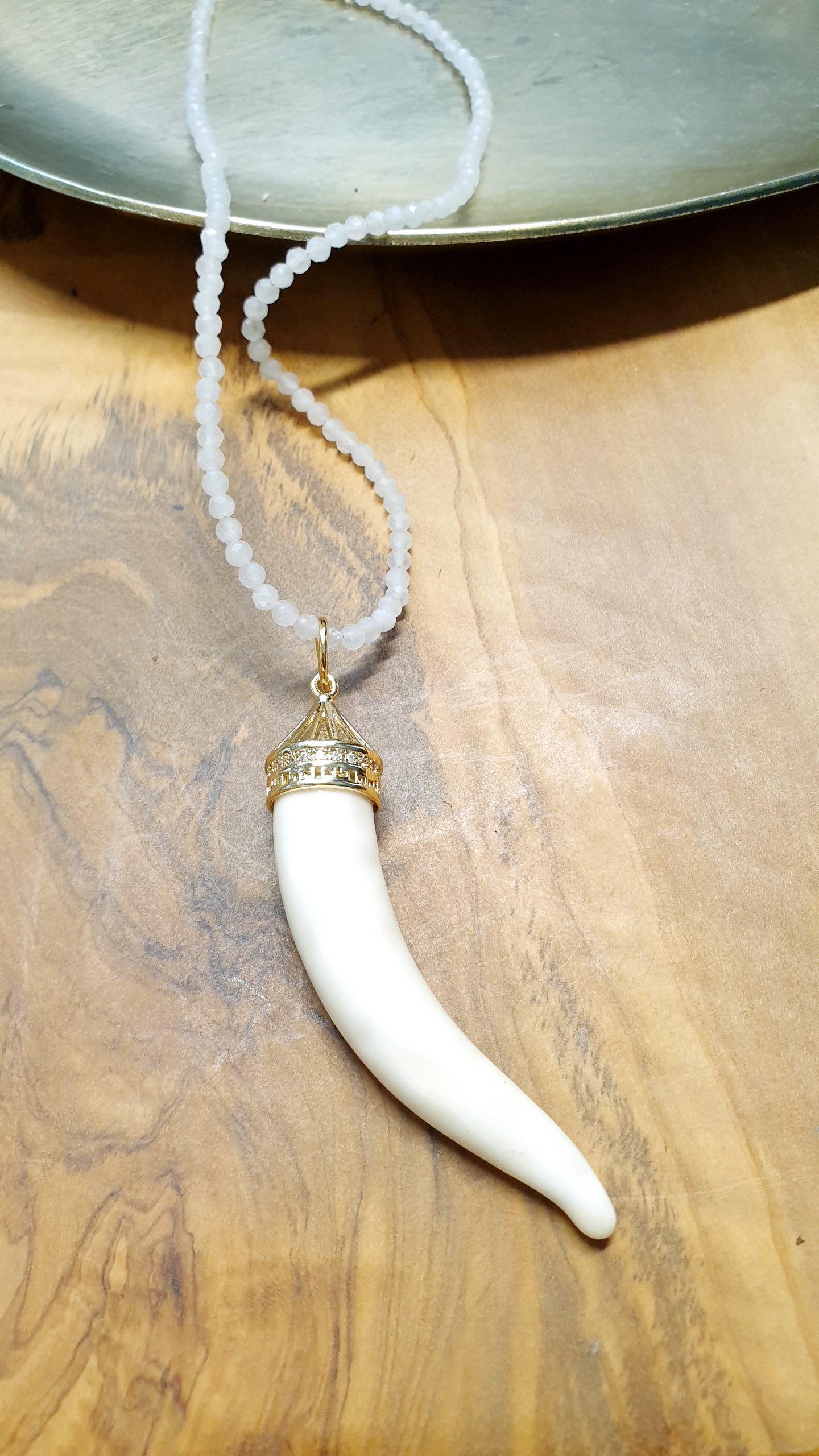 Collana in quarzo rosa con corno in ceramica