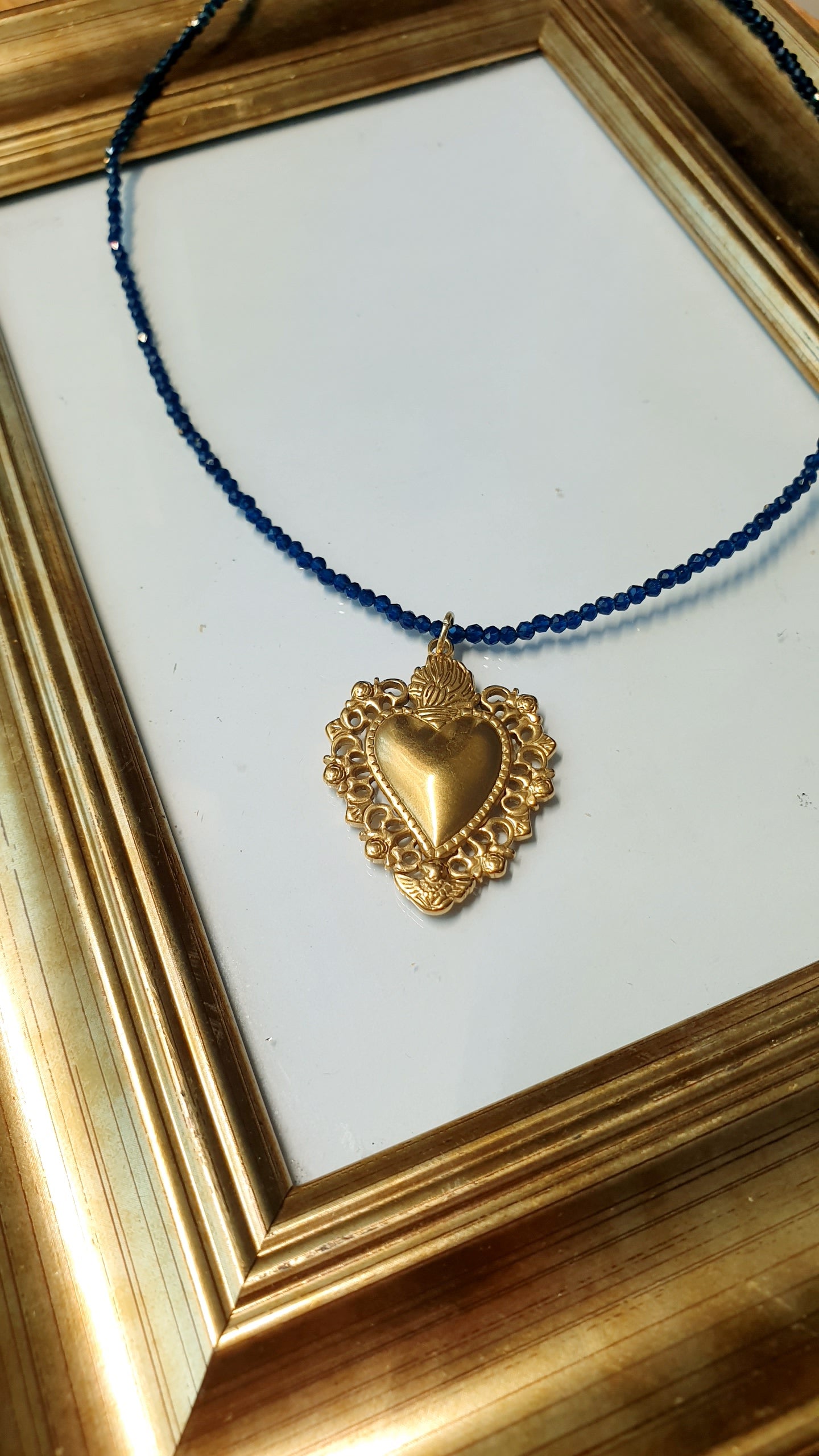 Girocollo con spinello e cuore sacro