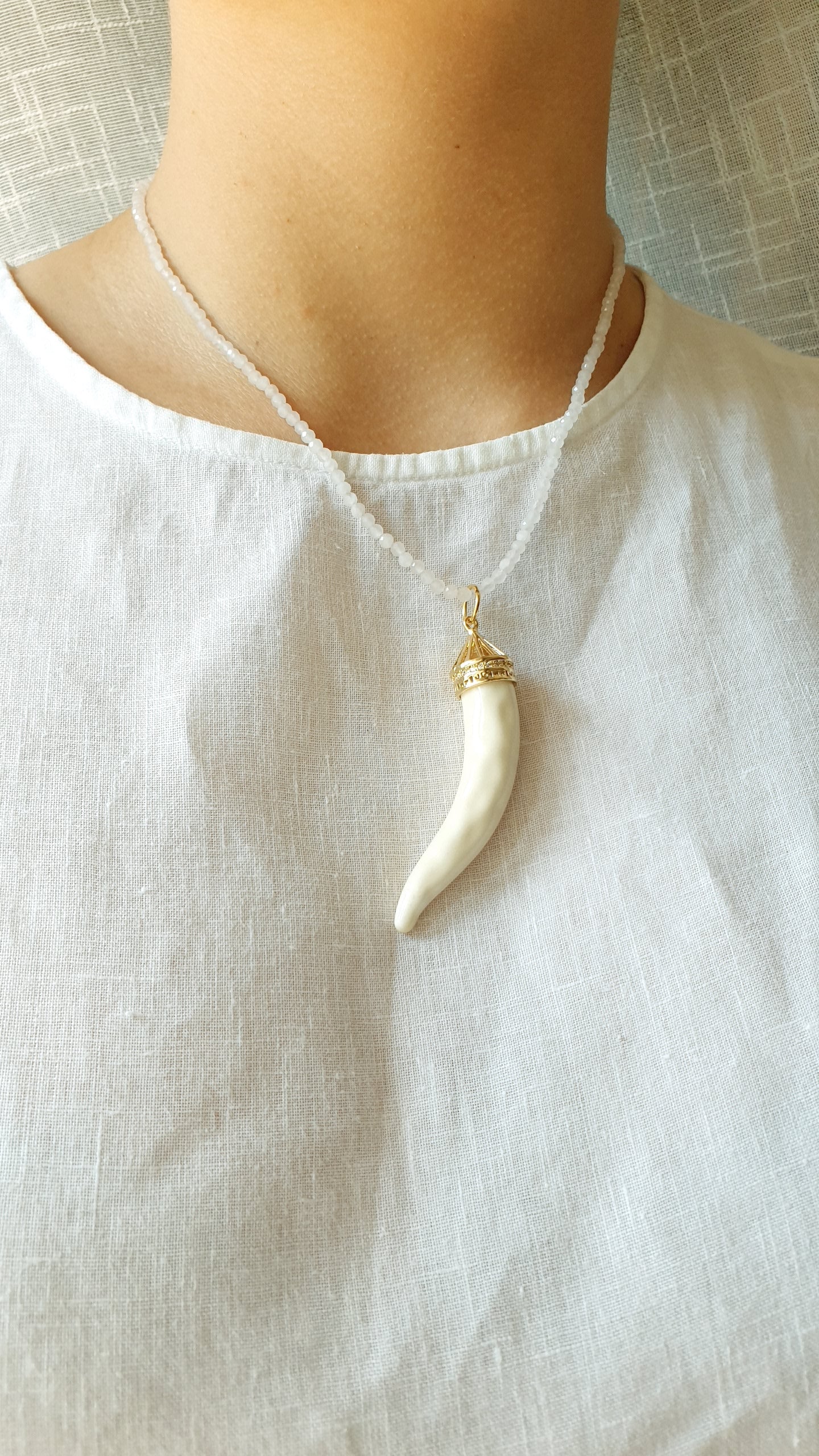 Collana in quarzo rosa con corno in ceramica