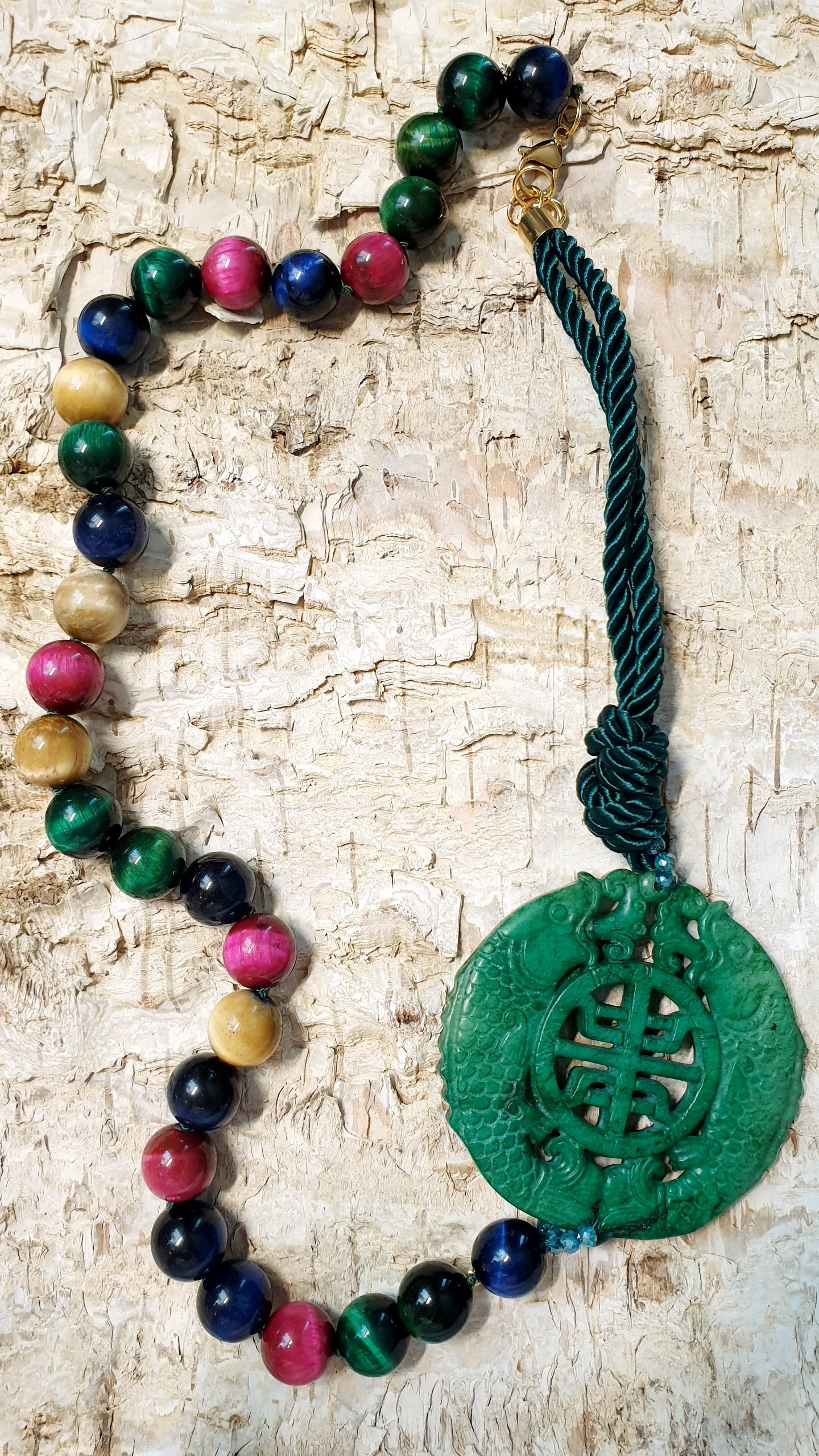 Collana lunga con occhio di gatto e giada