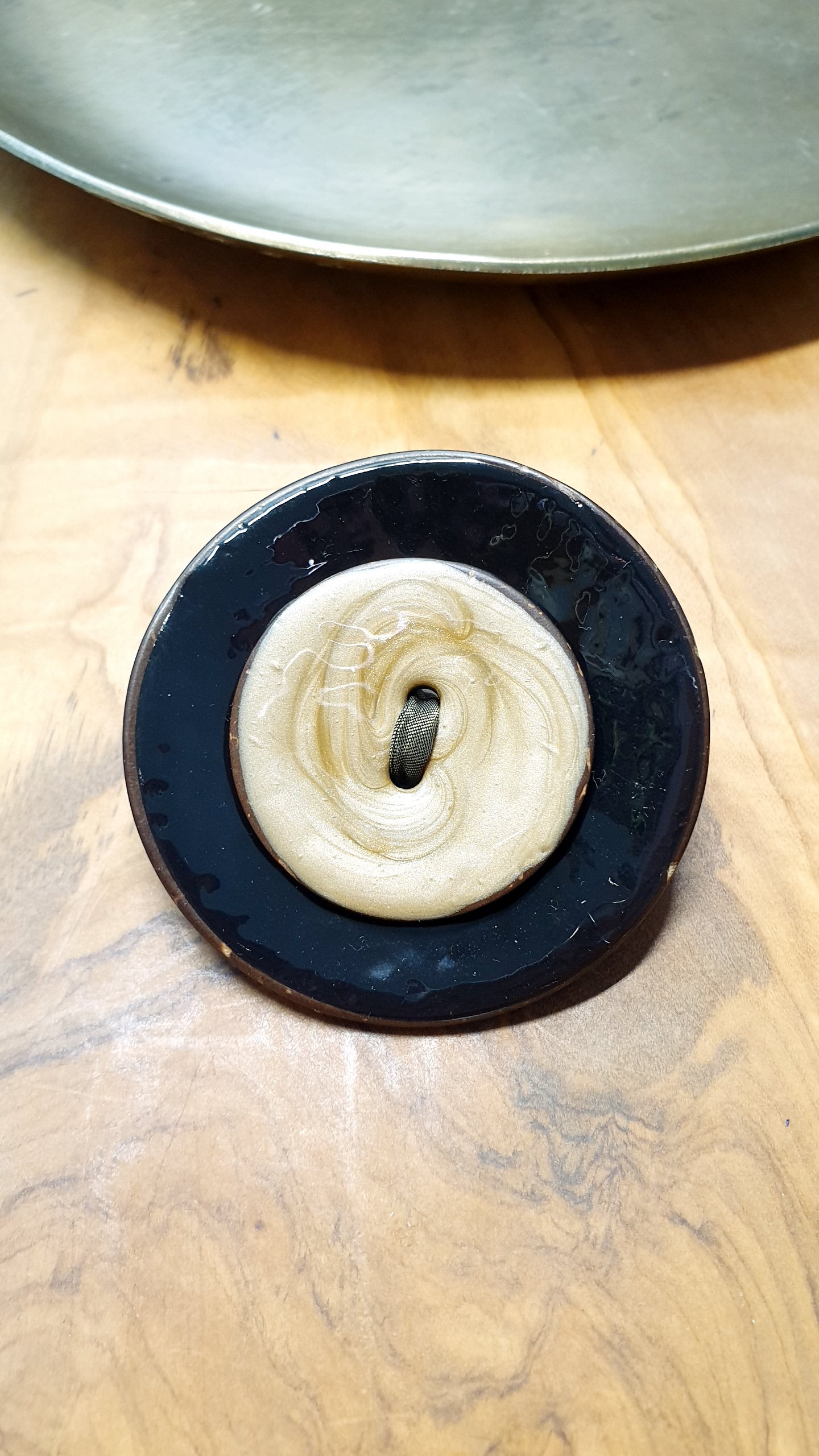 Spilla con semi laccati