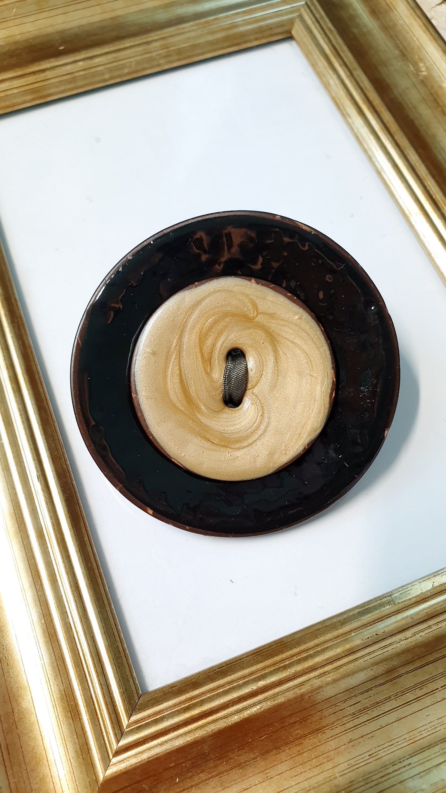 Spilla con semi laccati
