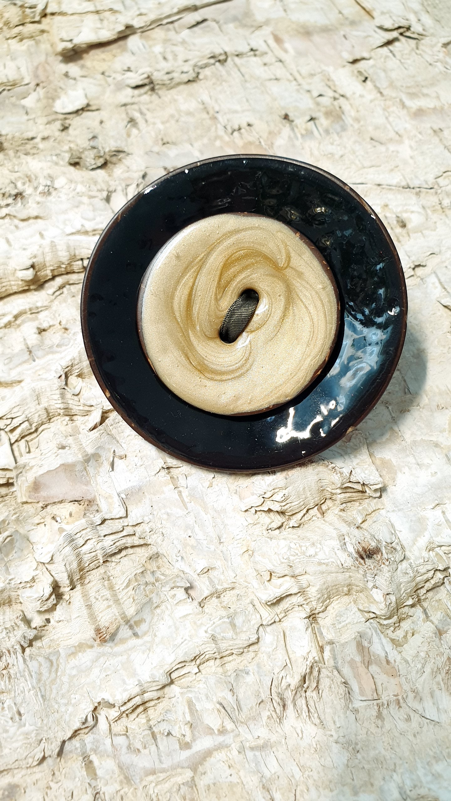 Spilla con semi laccati