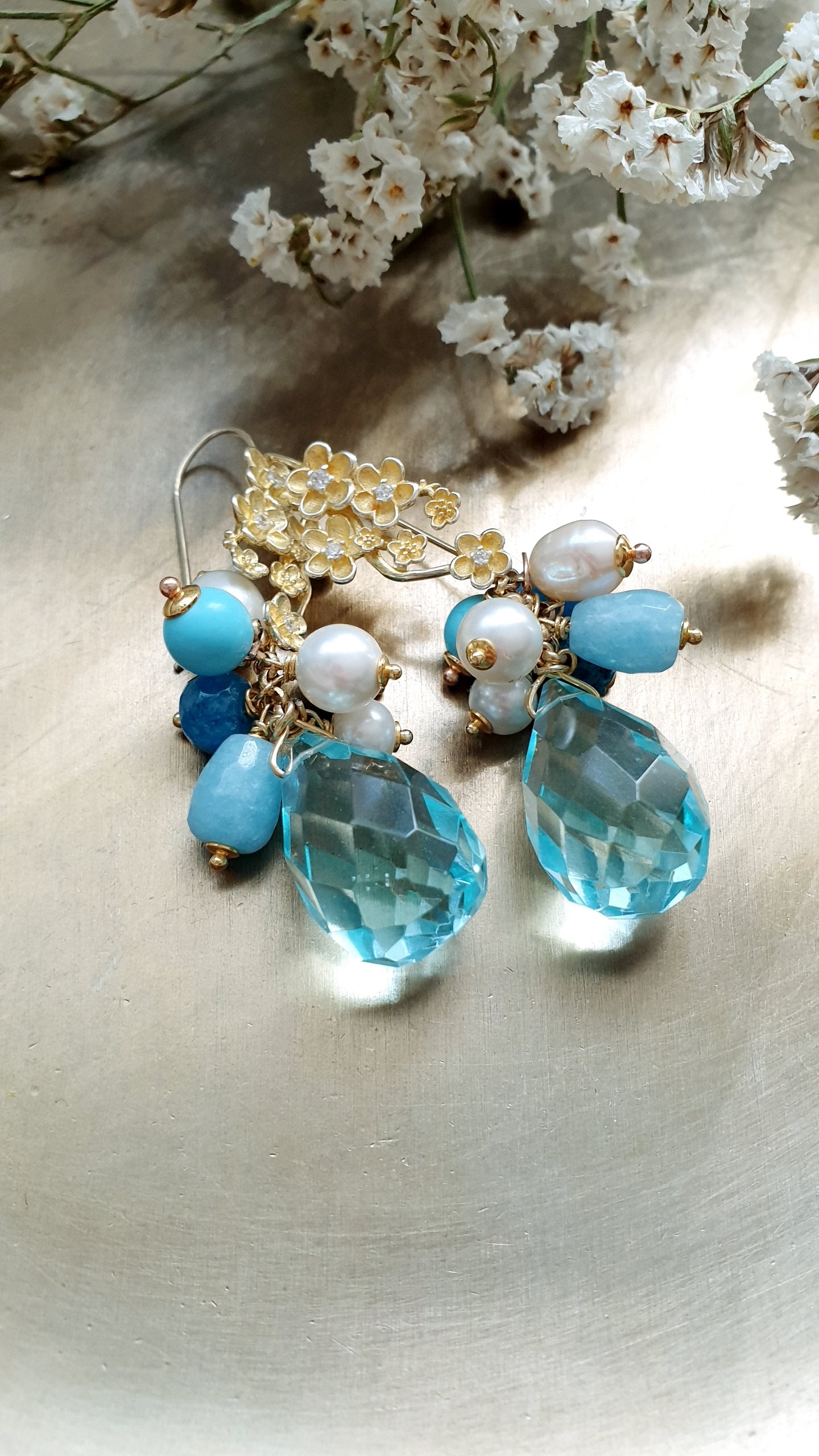 Orecchini in argento con ossidiana, perle, angelite, apatite.